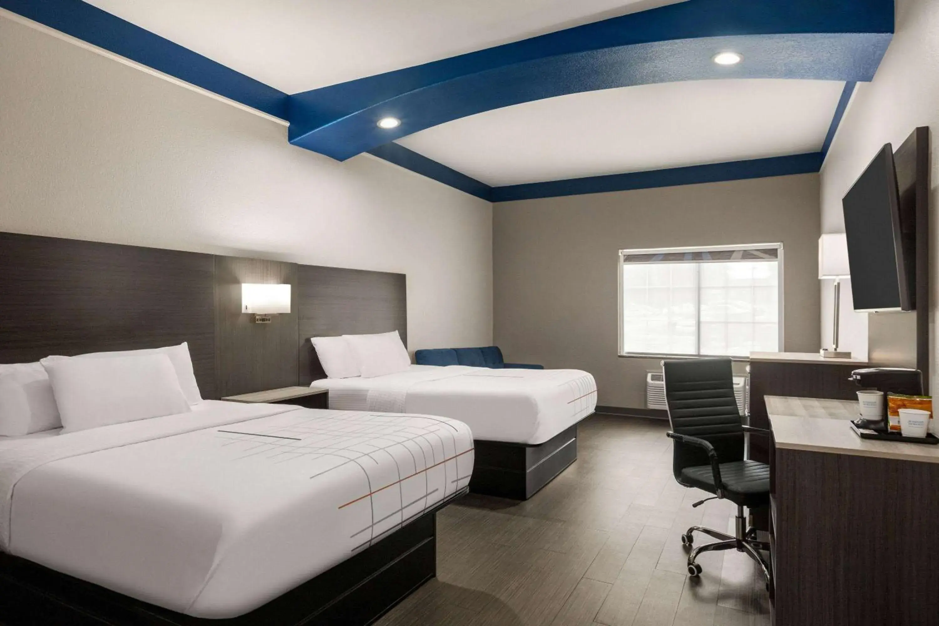 Deluxe Queen Room with Two Queen Beds and Roll-In shower - Mobility Accessible/Non-Smoking in La Quinta by Wyndham San Antonio North Stone Oak Deluxe Queen Room with Two Queen Beds and Roll-In shower - Mobility Accessible/Non-Smoking in La Quinta by Wyndham San Antonio North Stone Oak