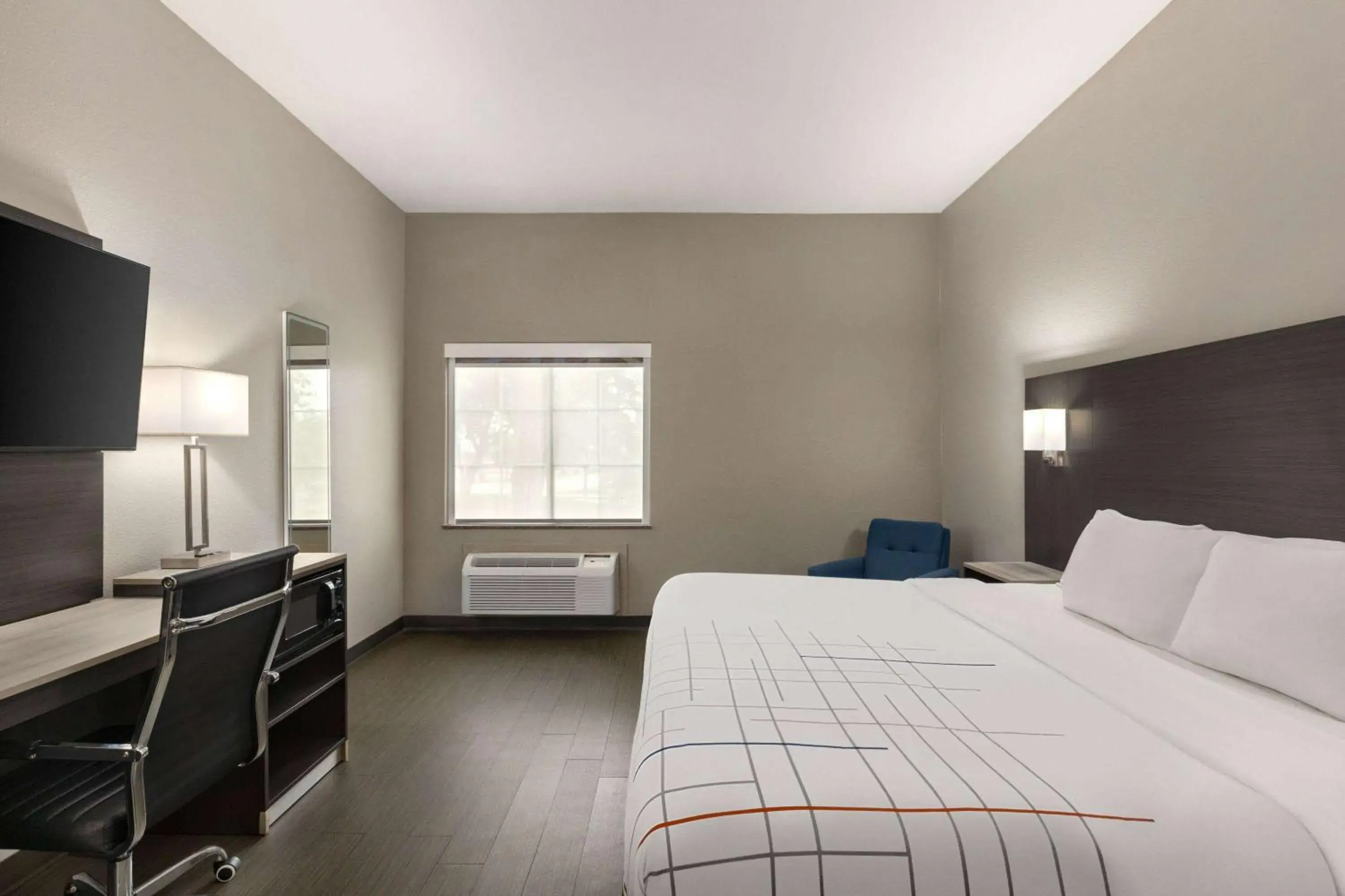 King Room with Roll-In Shower - Mobility Access/Non-Smoking in La Quinta by Wyndham San Antonio North Stone Oak King Room with Roll-In Shower - Mobility Access/Non-Smoking in La Quinta by Wyndham San Antonio North Stone Oak