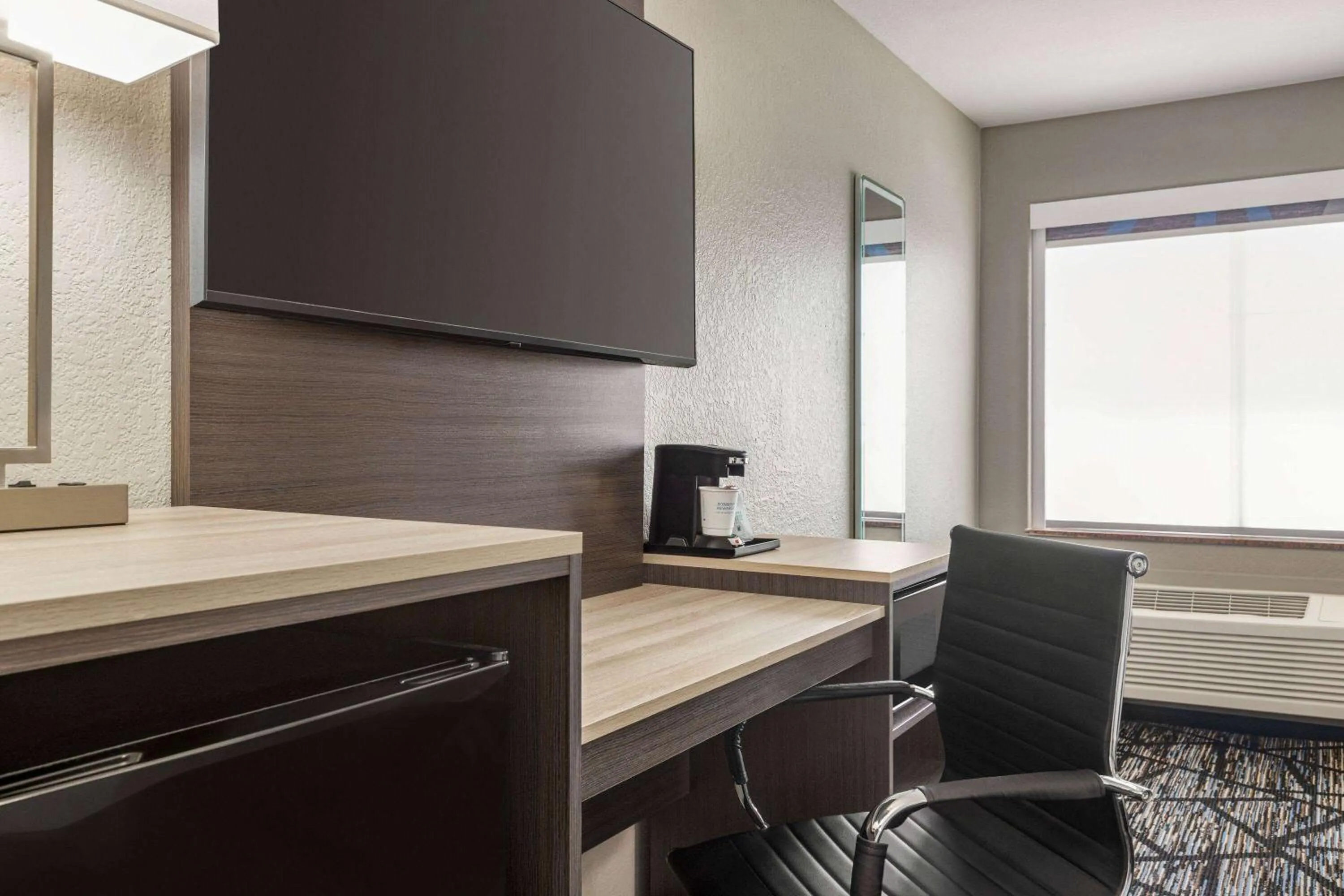 Photo of the whole room in La Quinta by Wyndham San Antonio North Stone Oak