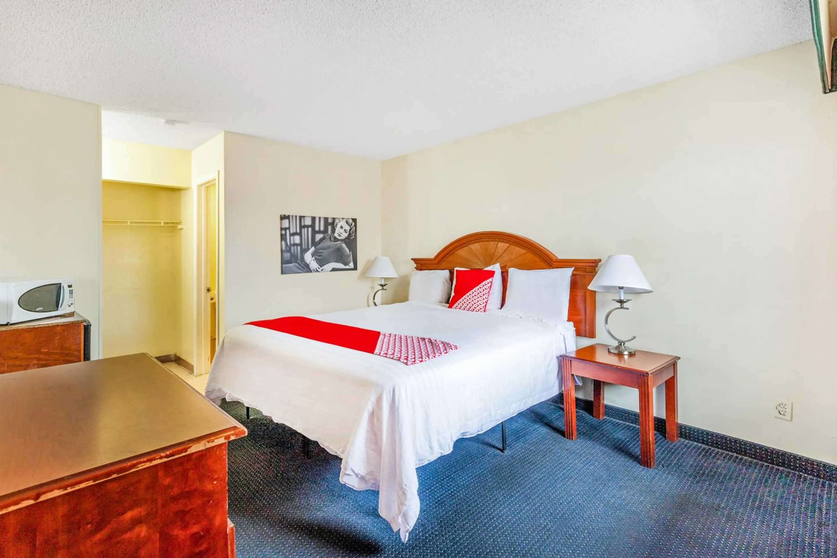 Bedroom, Bed in OYO Hotel San Antonio Lackland near Seaworld