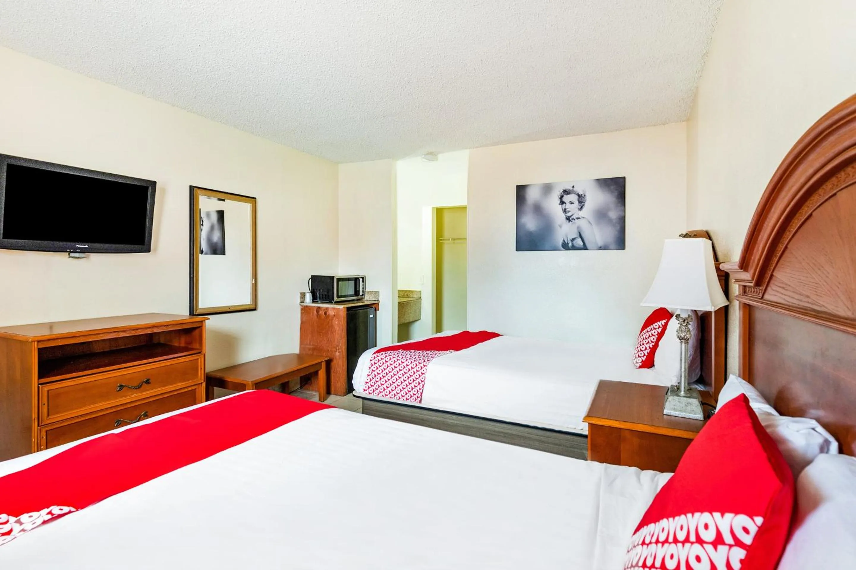 Bedroom, Bed in OYO Hotel San Antonio Lackland near Seaworld