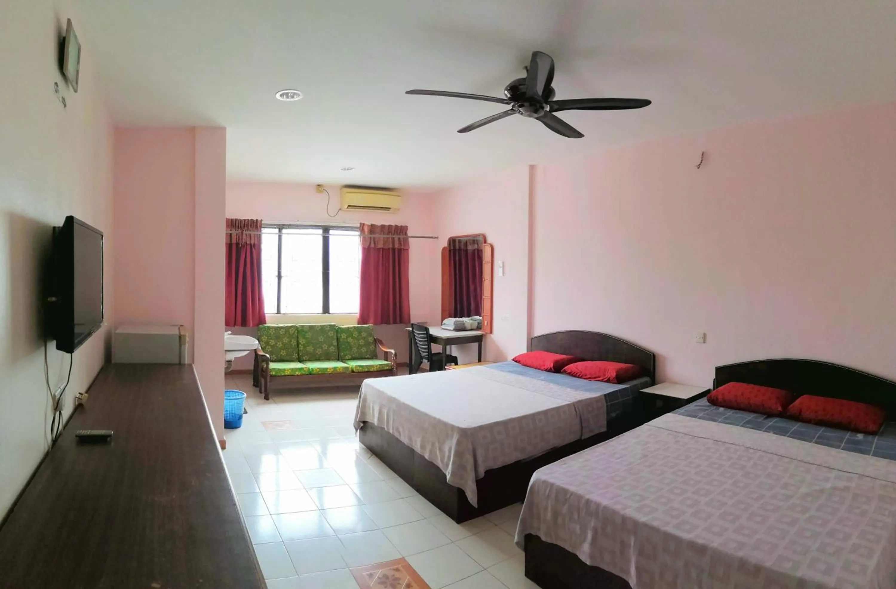 Photo of the whole room, Bed in New Budget Inn Hotel