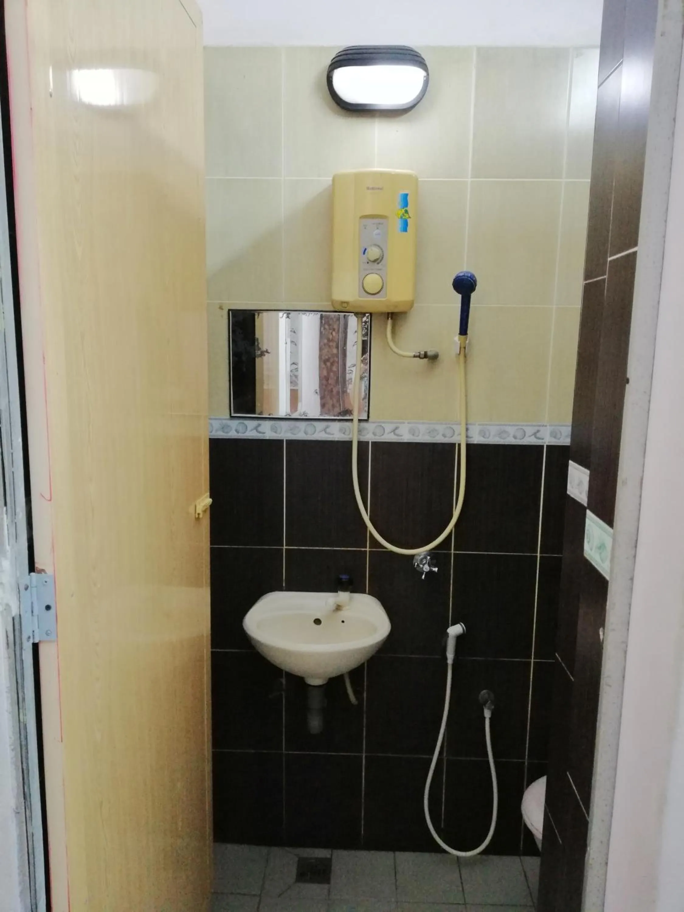 Bathroom in New Budget Inn Hotel
