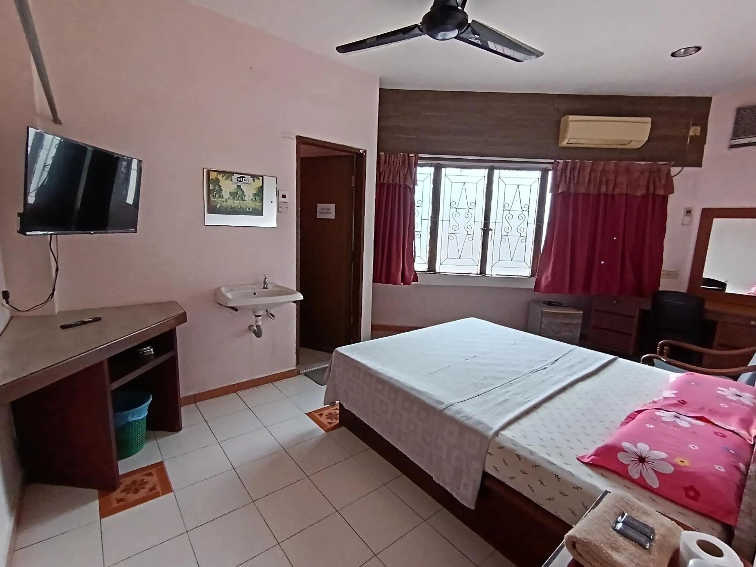 Photo of the whole room, Bed in New Budget Inn Hotel