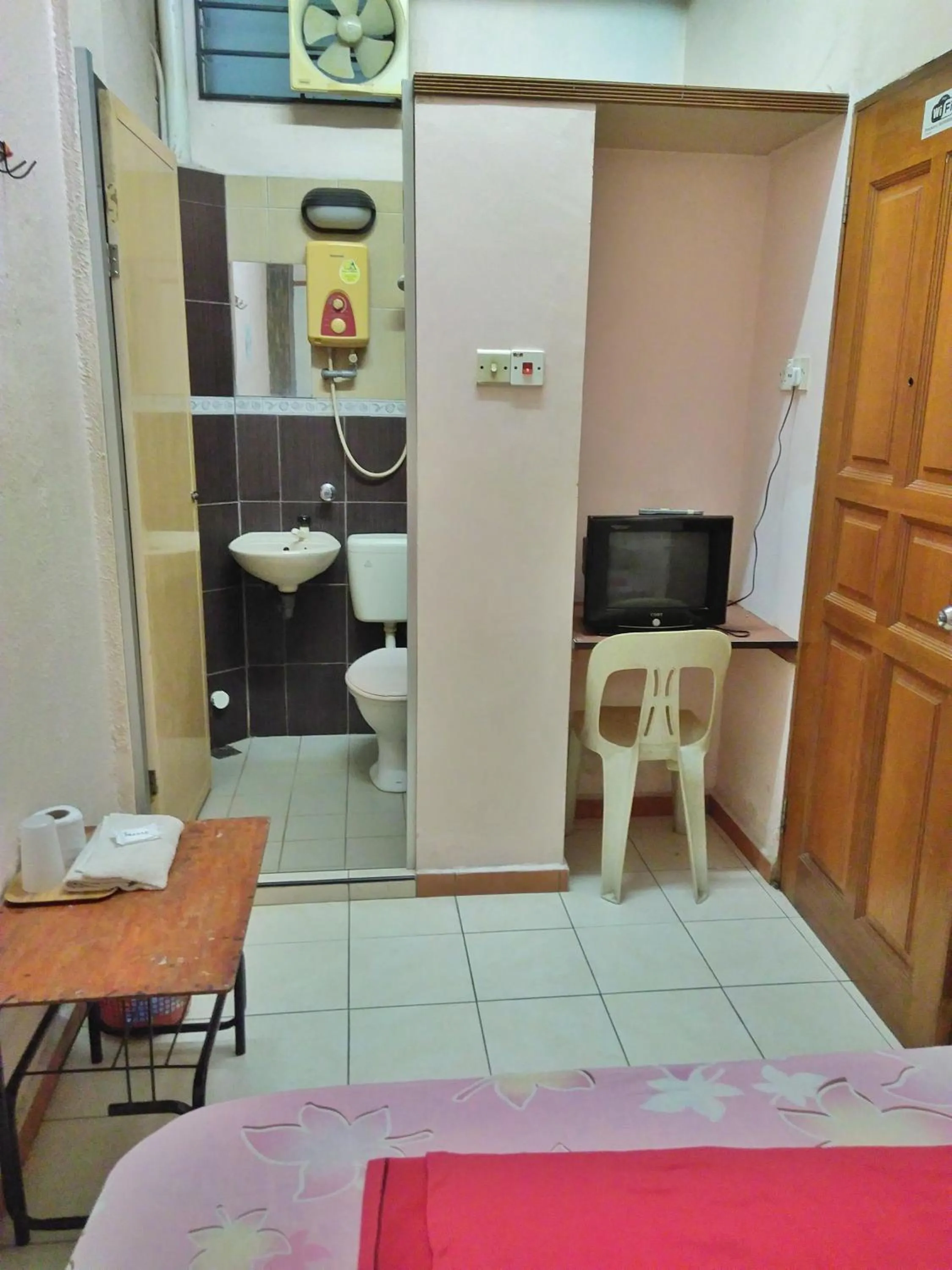 Bathroom in New Budget Inn Hotel