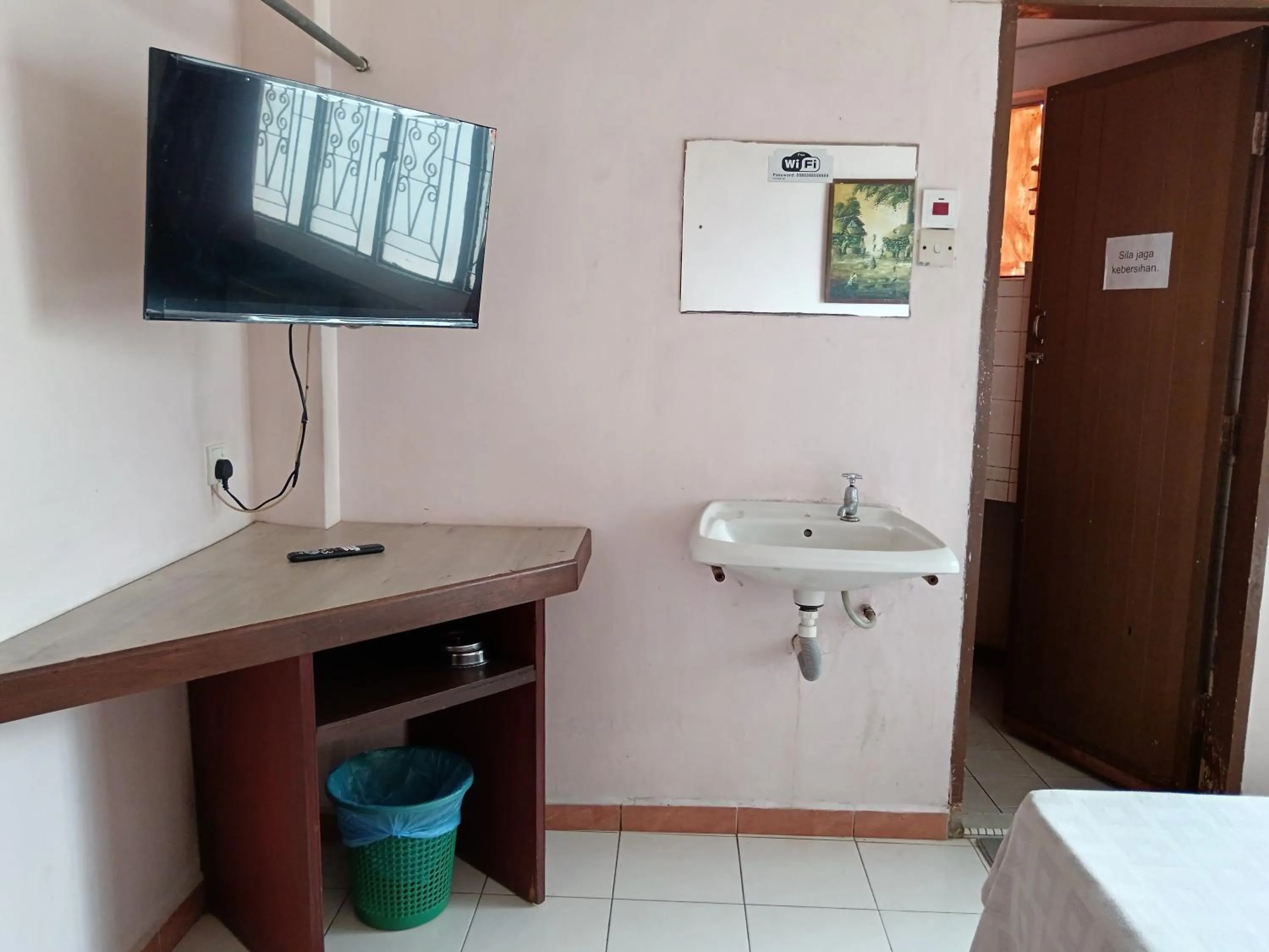 TV and multimedia in New Budget Inn Hotel