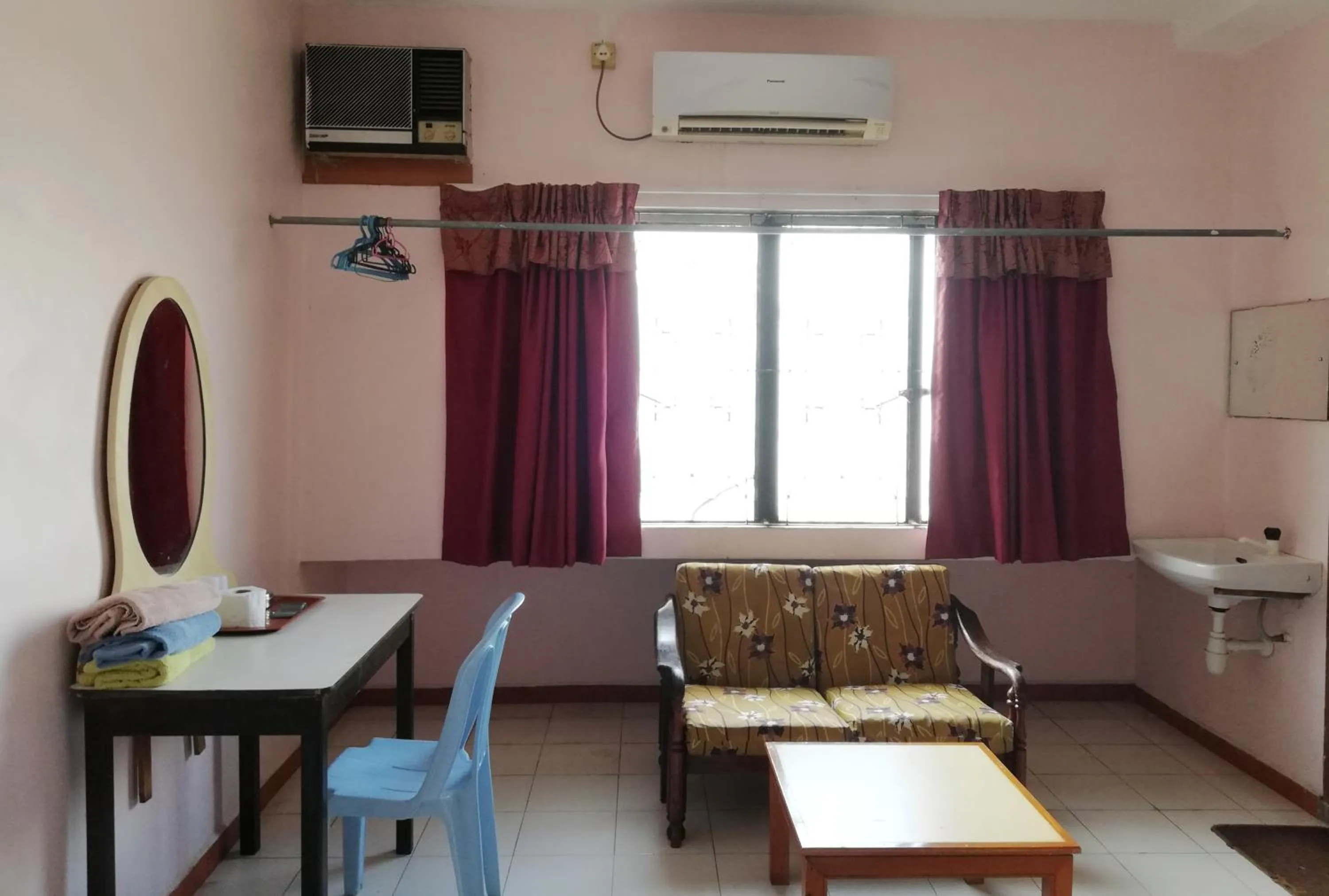 Seating area in New Budget Inn Hotel