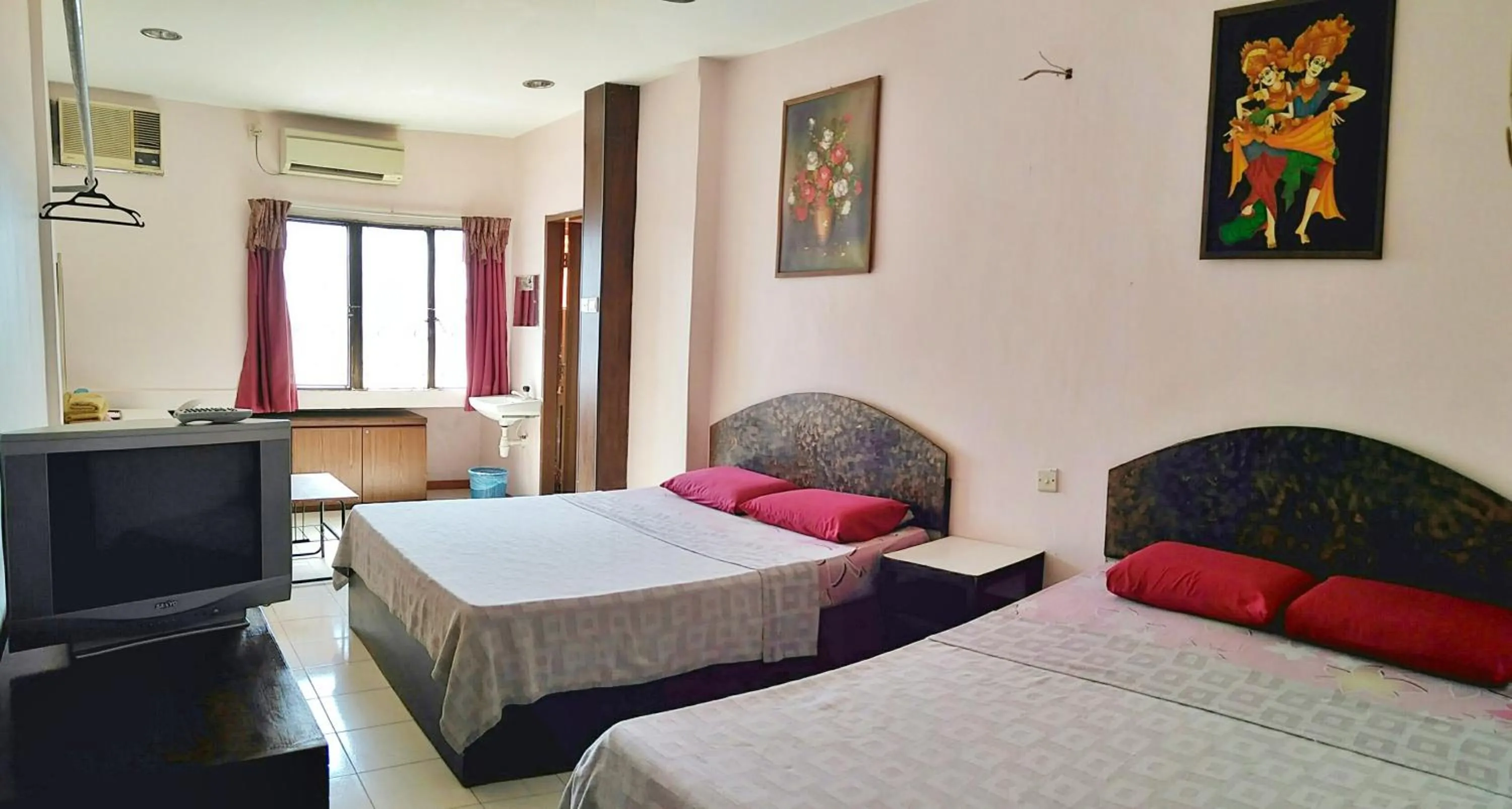 Photo of the whole room, Bed in New Budget Inn Hotel