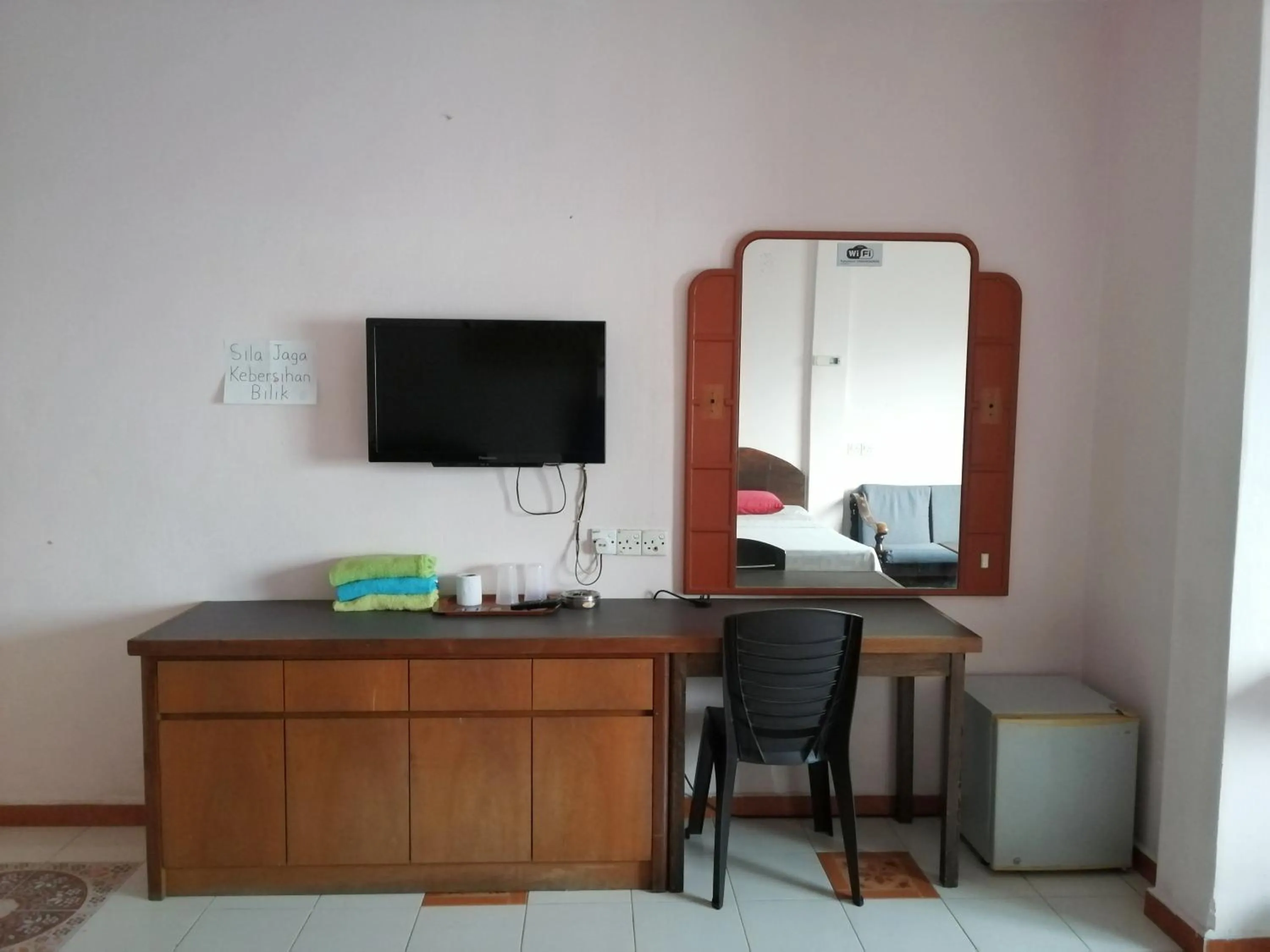 TV and multimedia in New Budget Inn Hotel