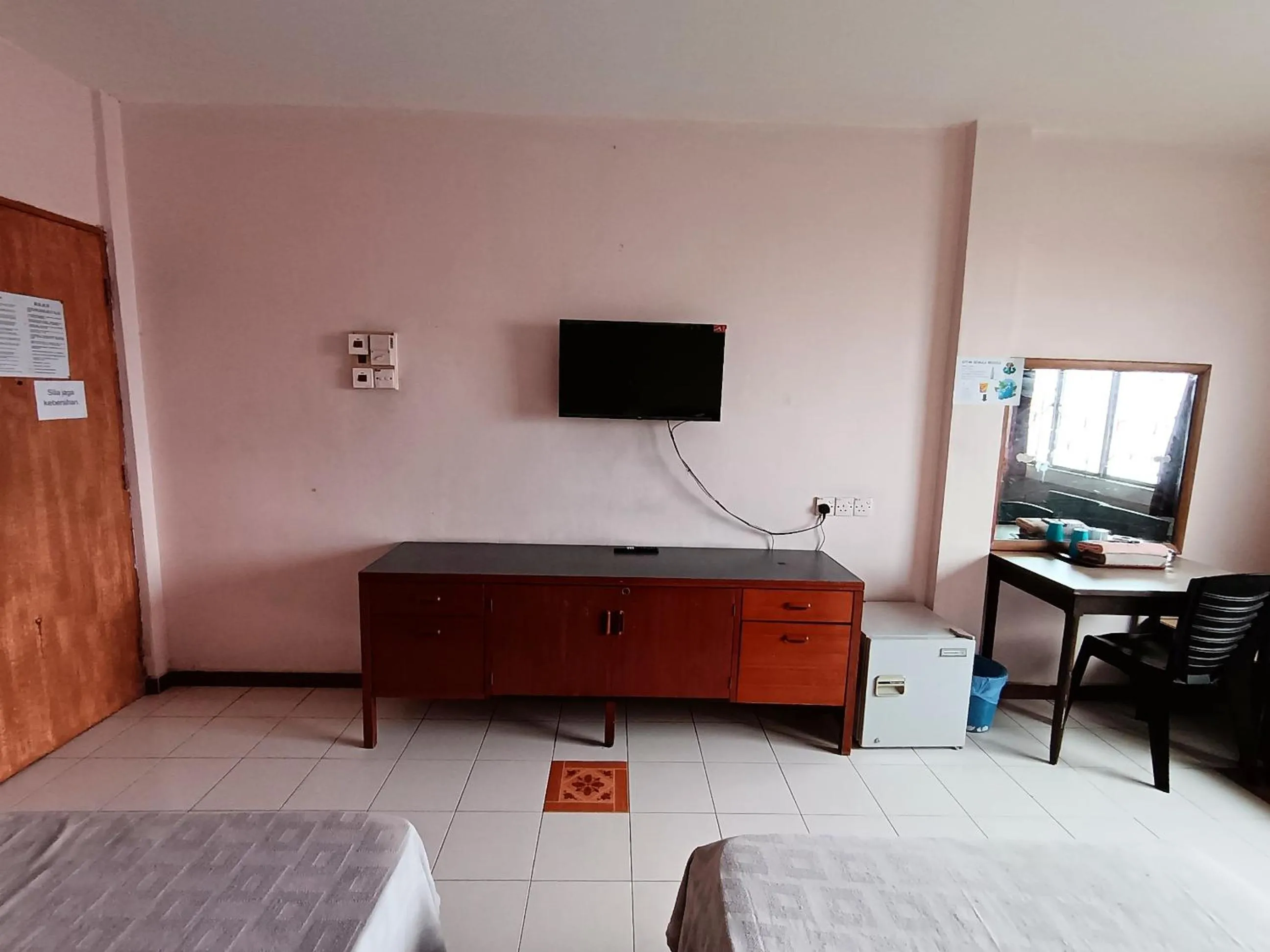 TV and multimedia, Bed in New Budget Inn Hotel