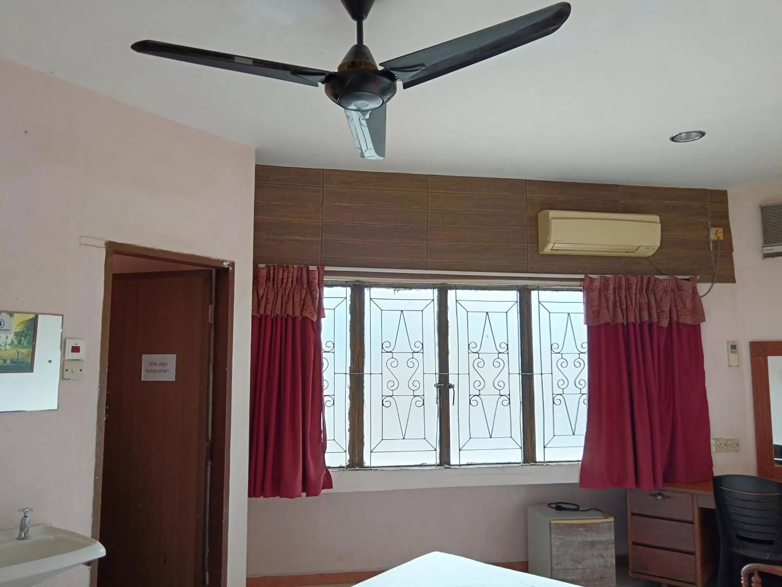 Area and facilities, Bed in New Budget Inn Hotel