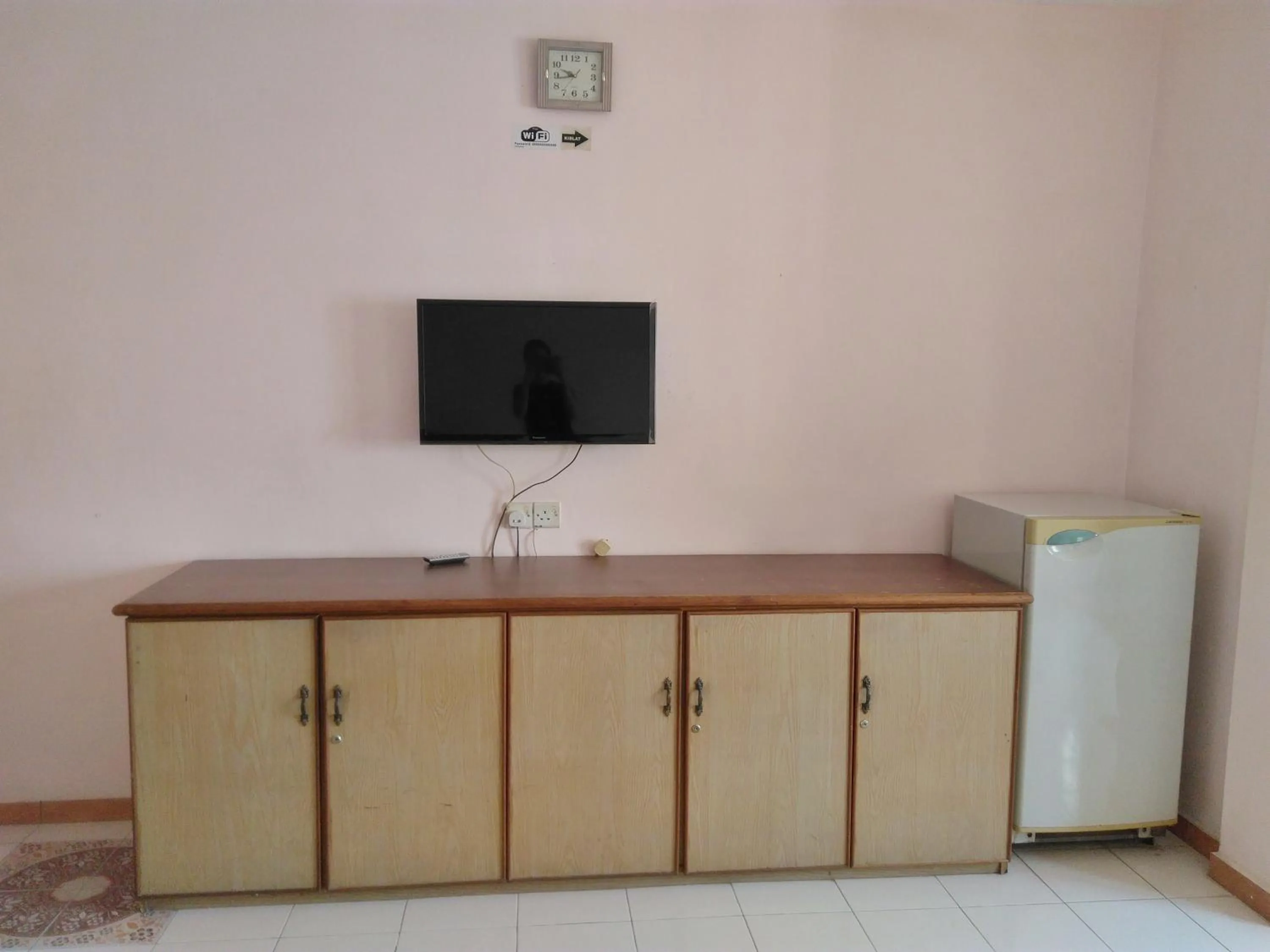 TV and multimedia in New Budget Inn Hotel