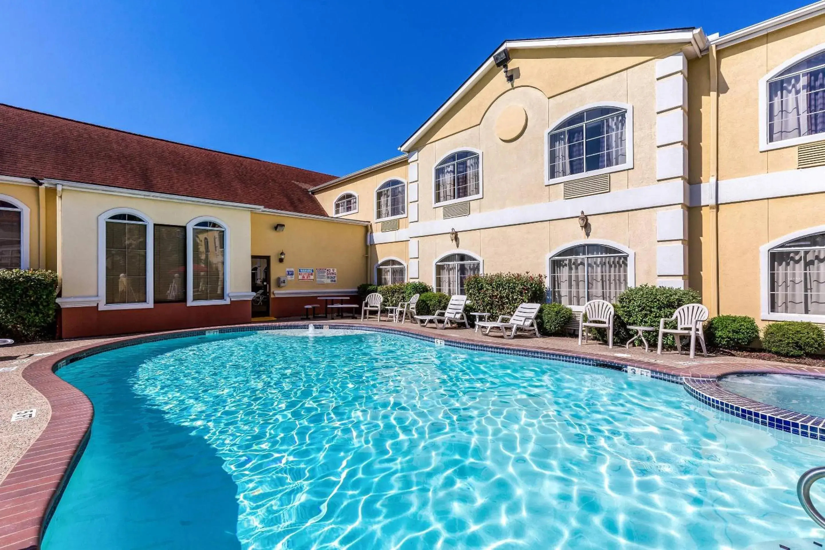 Swimming pool in Quality Suites North Houston - Spring Swimming pool in Quality Suites North Houston - Spring