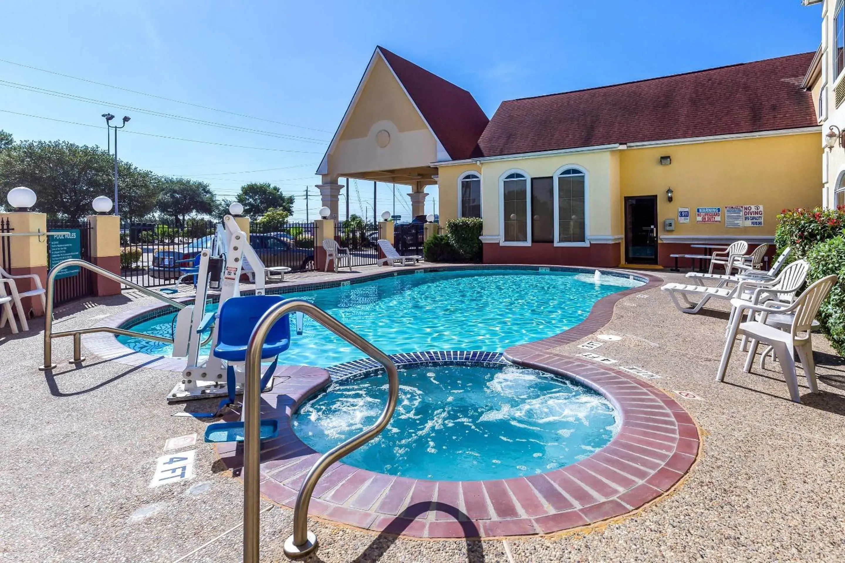 Swimming pool in Quality Suites North Houston - Spring Swimming pool in Quality Suites North Houston - Spring