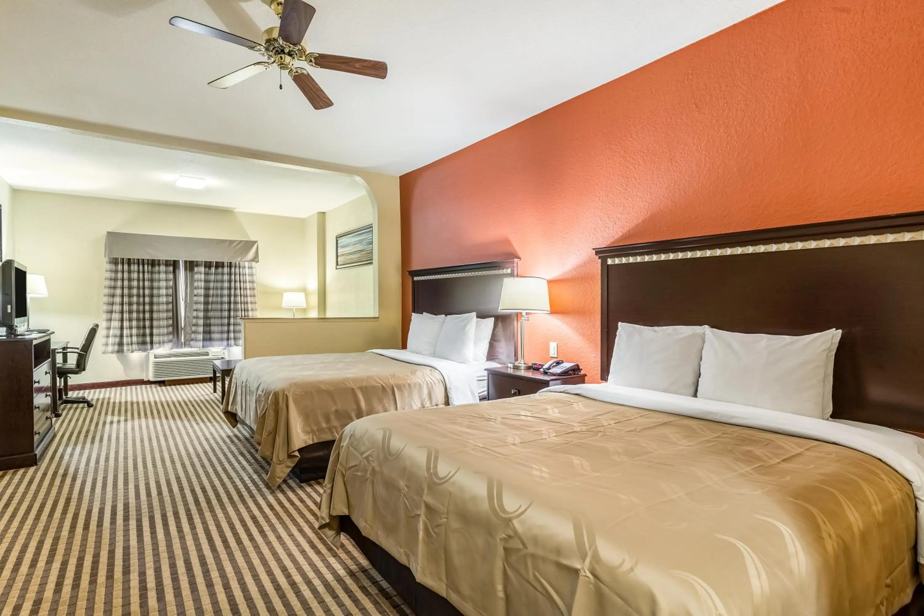 Bedroom, Bed in Quality Suites North Houston - Spring