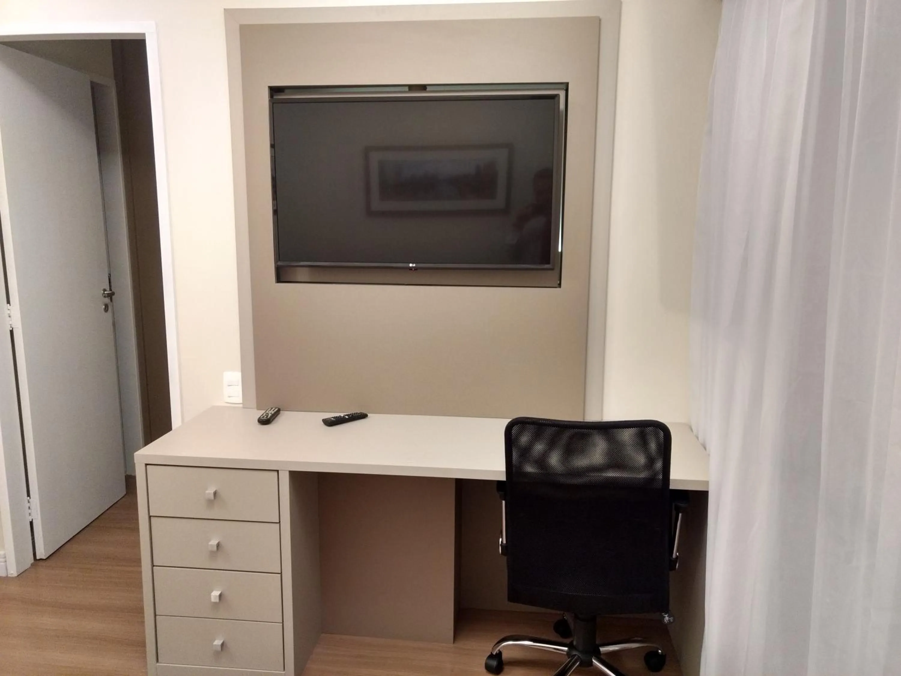 Communal lounge/ TV room in Tsue The Palace Flats