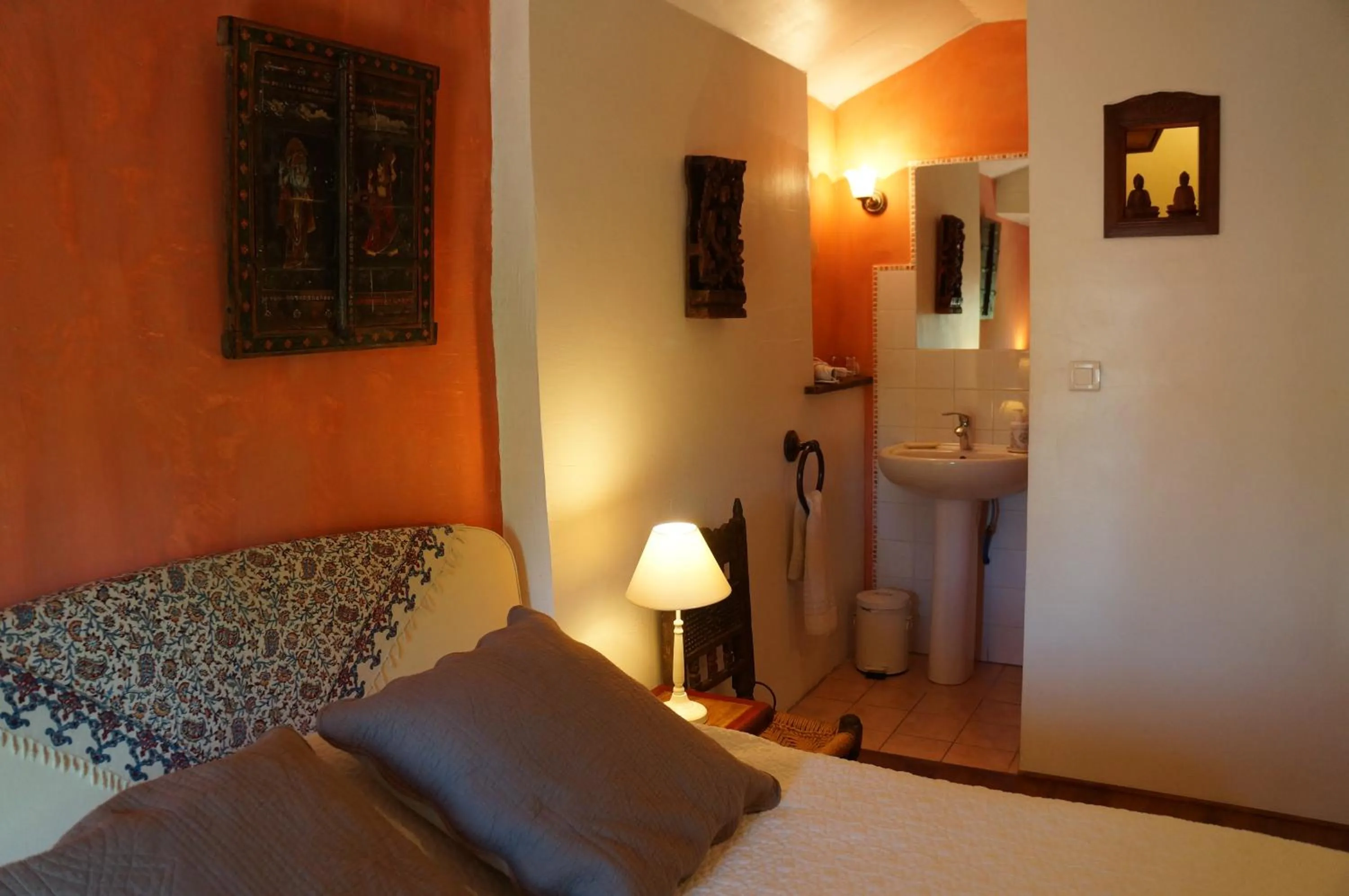 Bed in la maison des chartreux