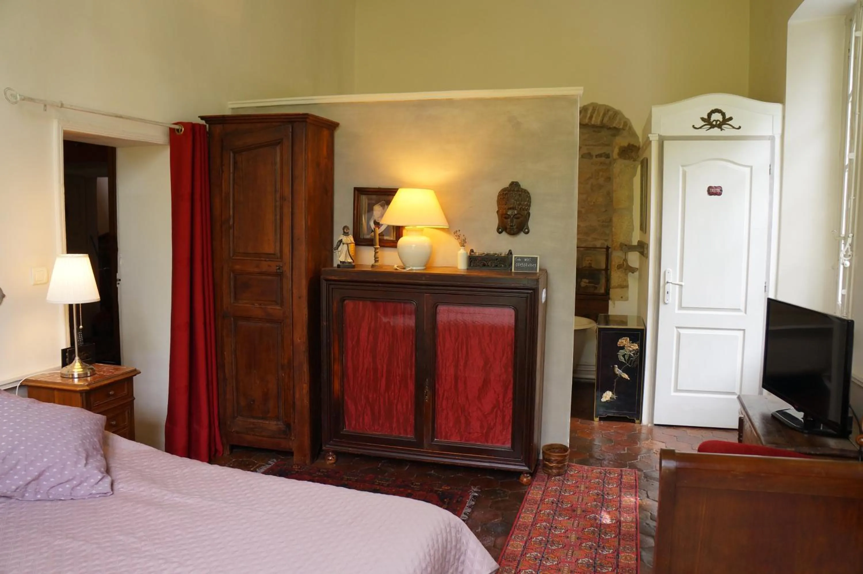 Bed in la maison des chartreux