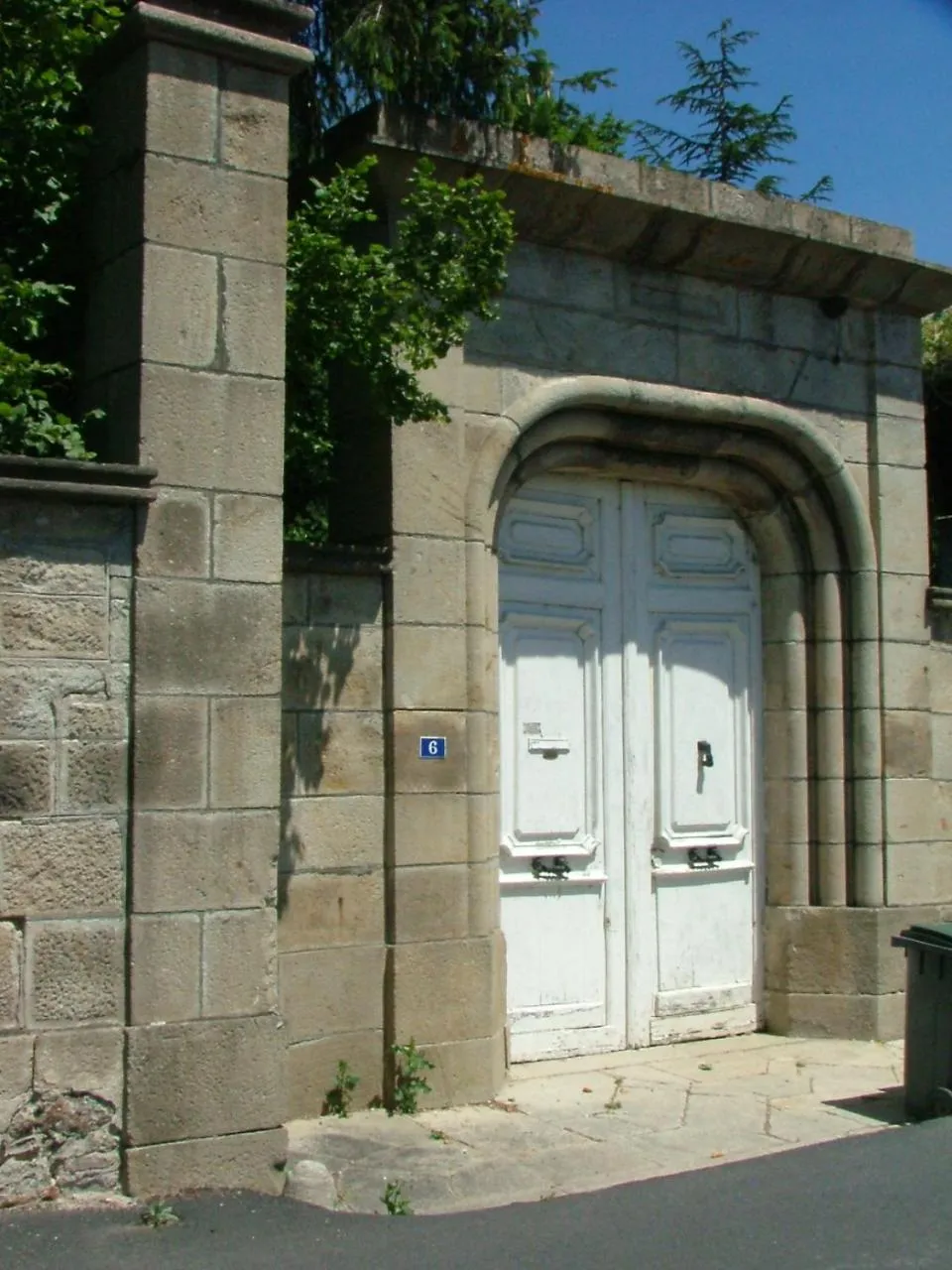 Property building in la maison des chartreux