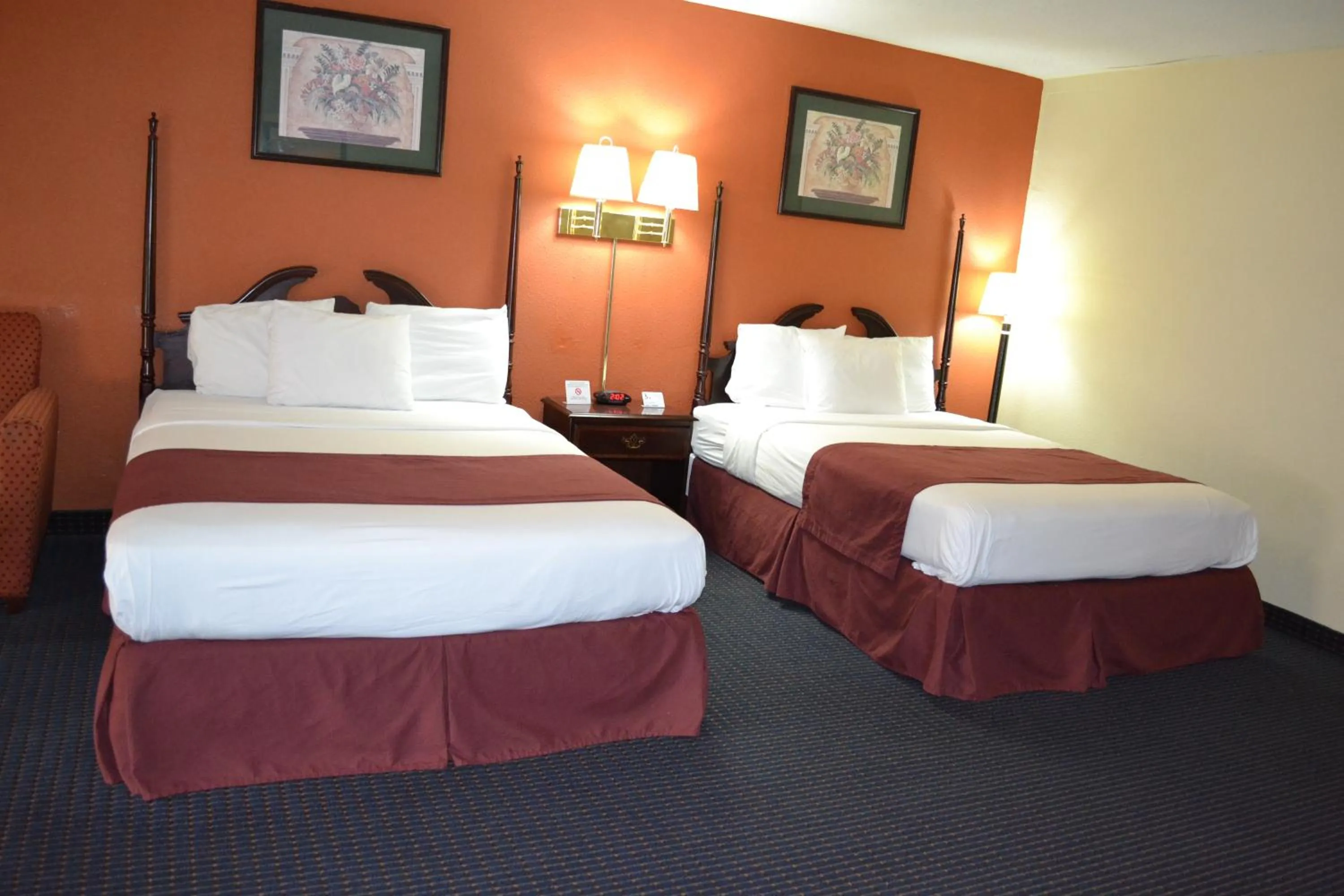 Bedroom, Bed in Red Carpet Inn Newark - Irvington NJ