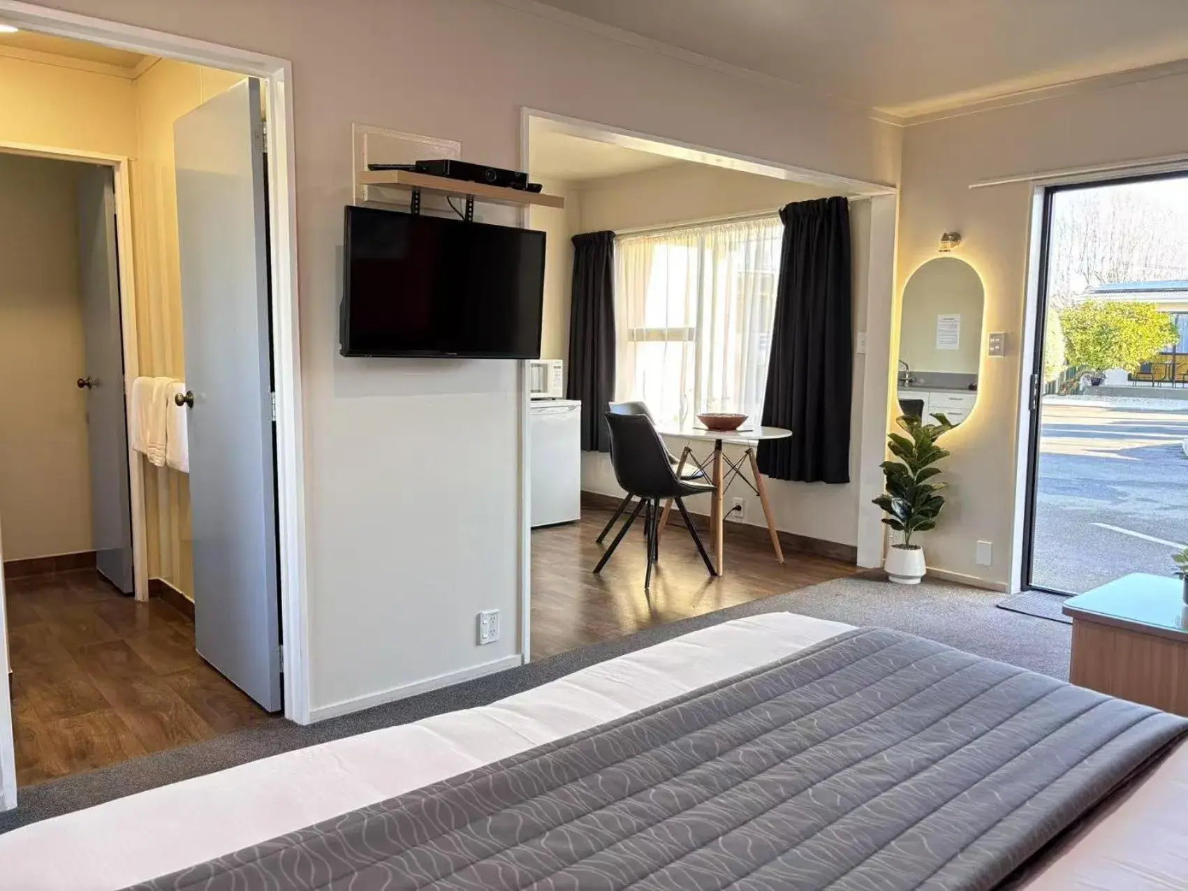 TV and multimedia, Bed in Arcadia Motel TV and multimedia, Bed in Arcadia Motel