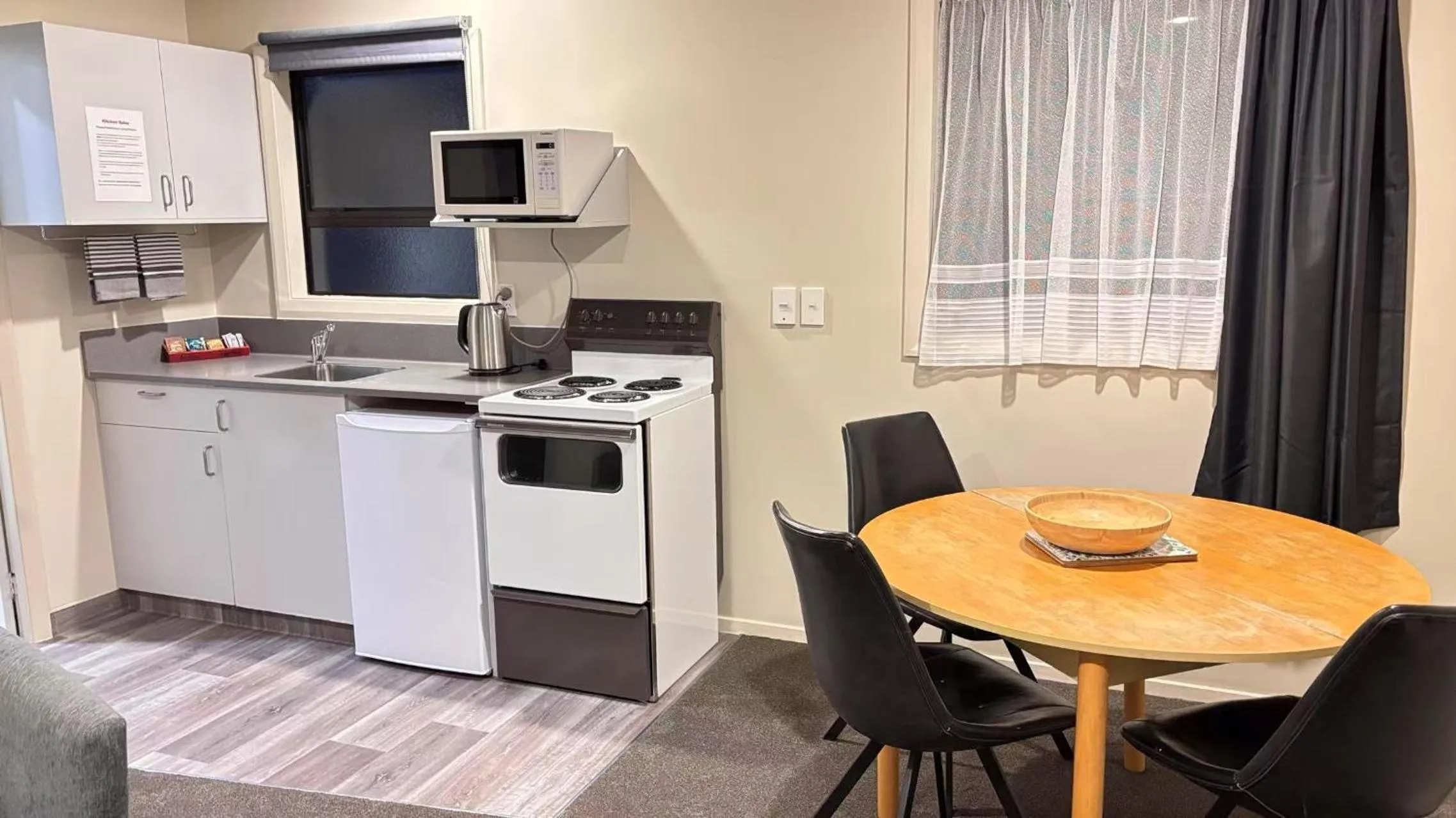 kitchen in Arcadia Motel