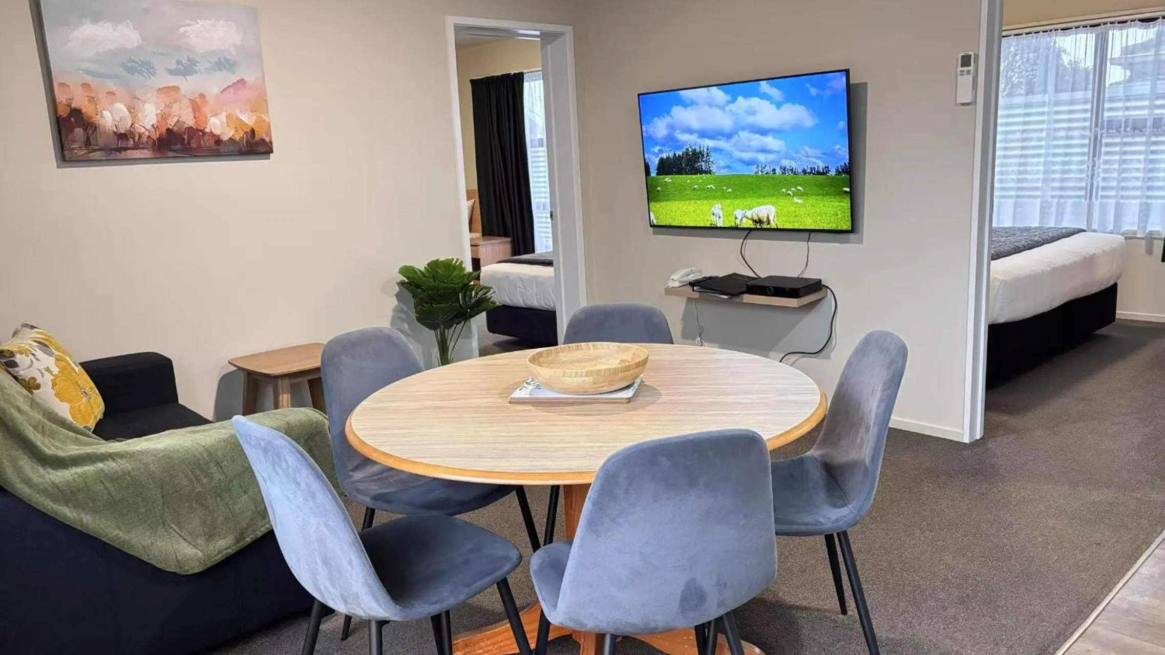 Living room, Bed in Arcadia Motel