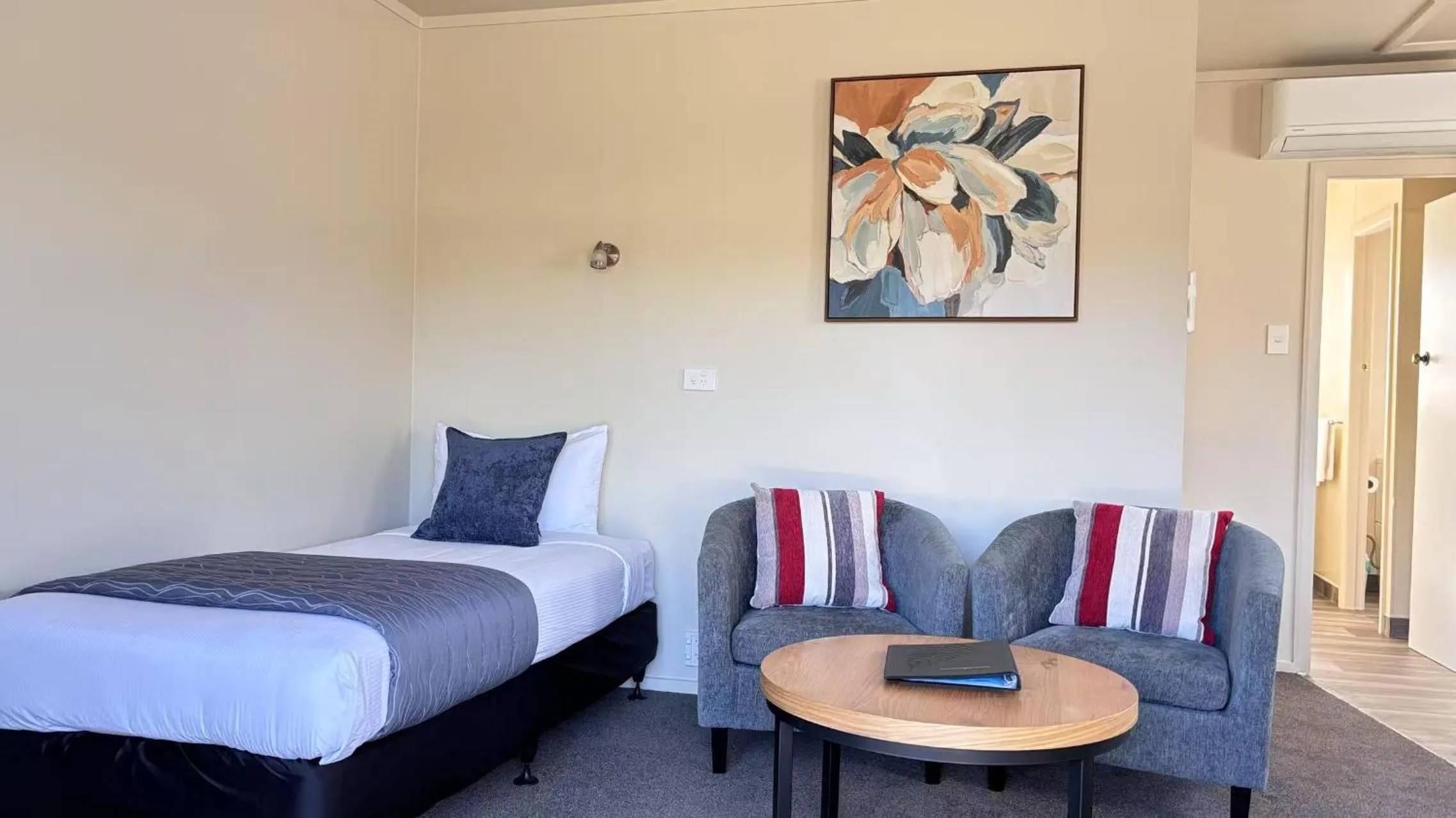 Living room, Bed in Arcadia Motel