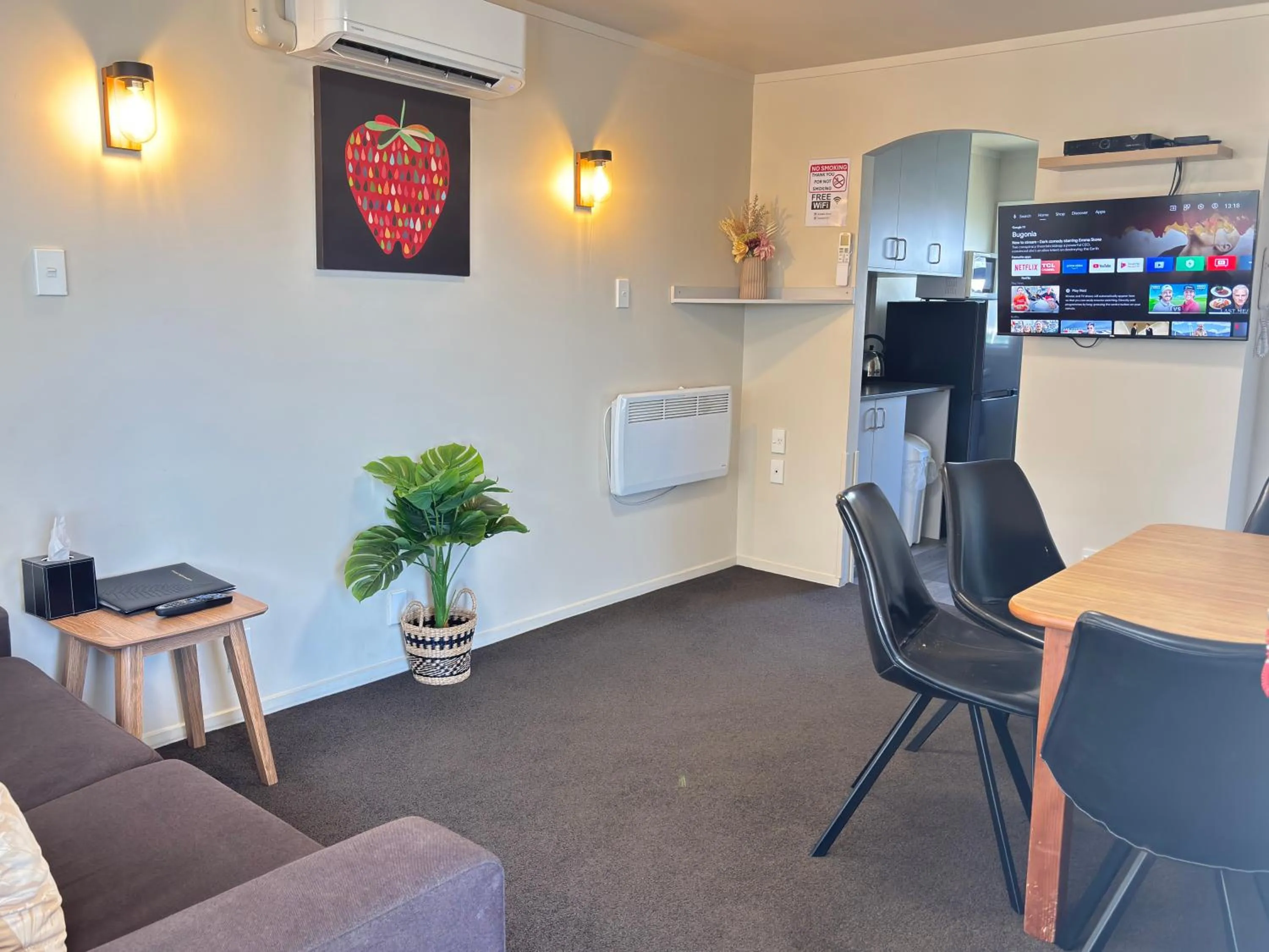 Living room in Arcadia Motel