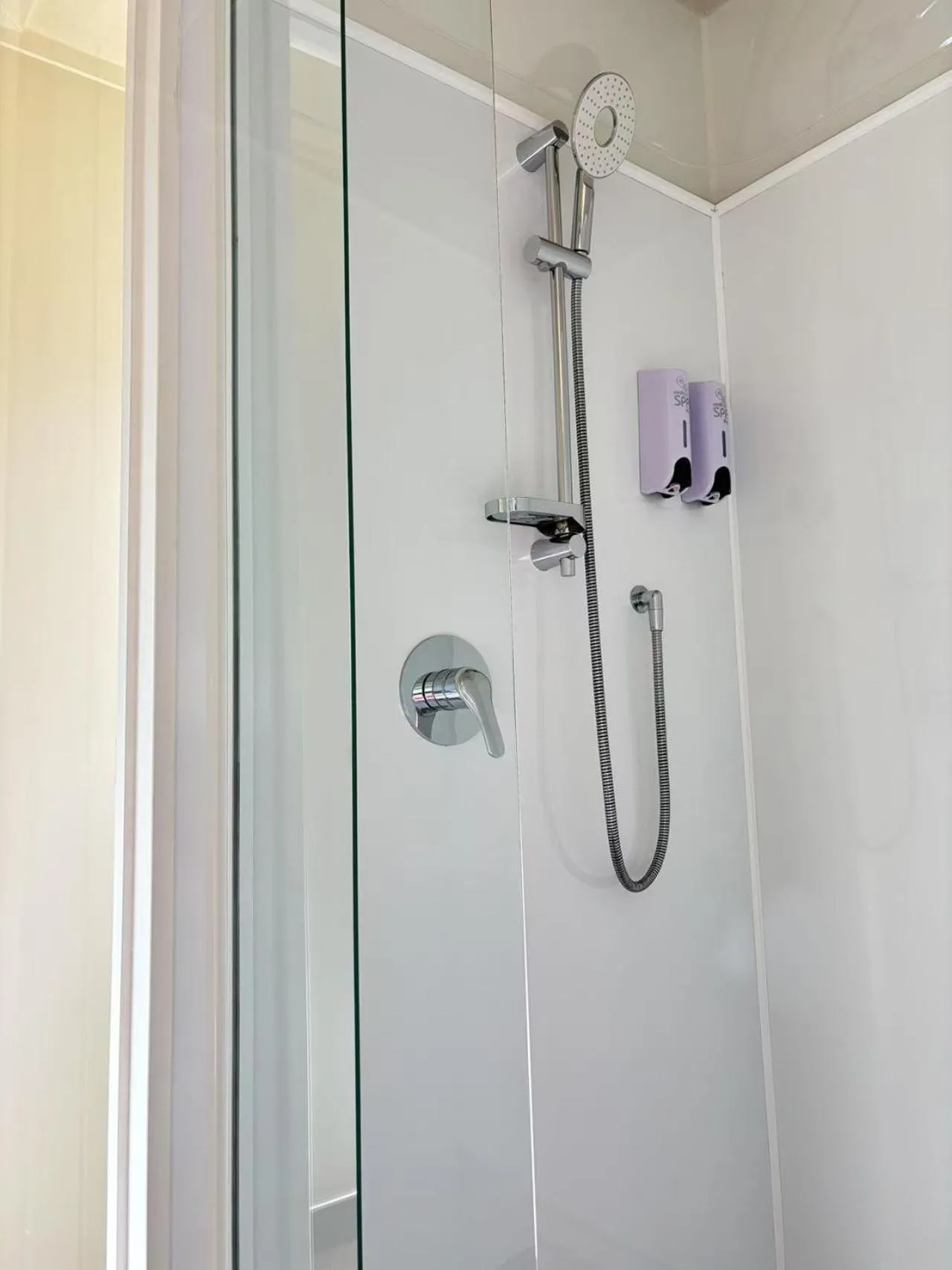 Shower in Arcadia Motel