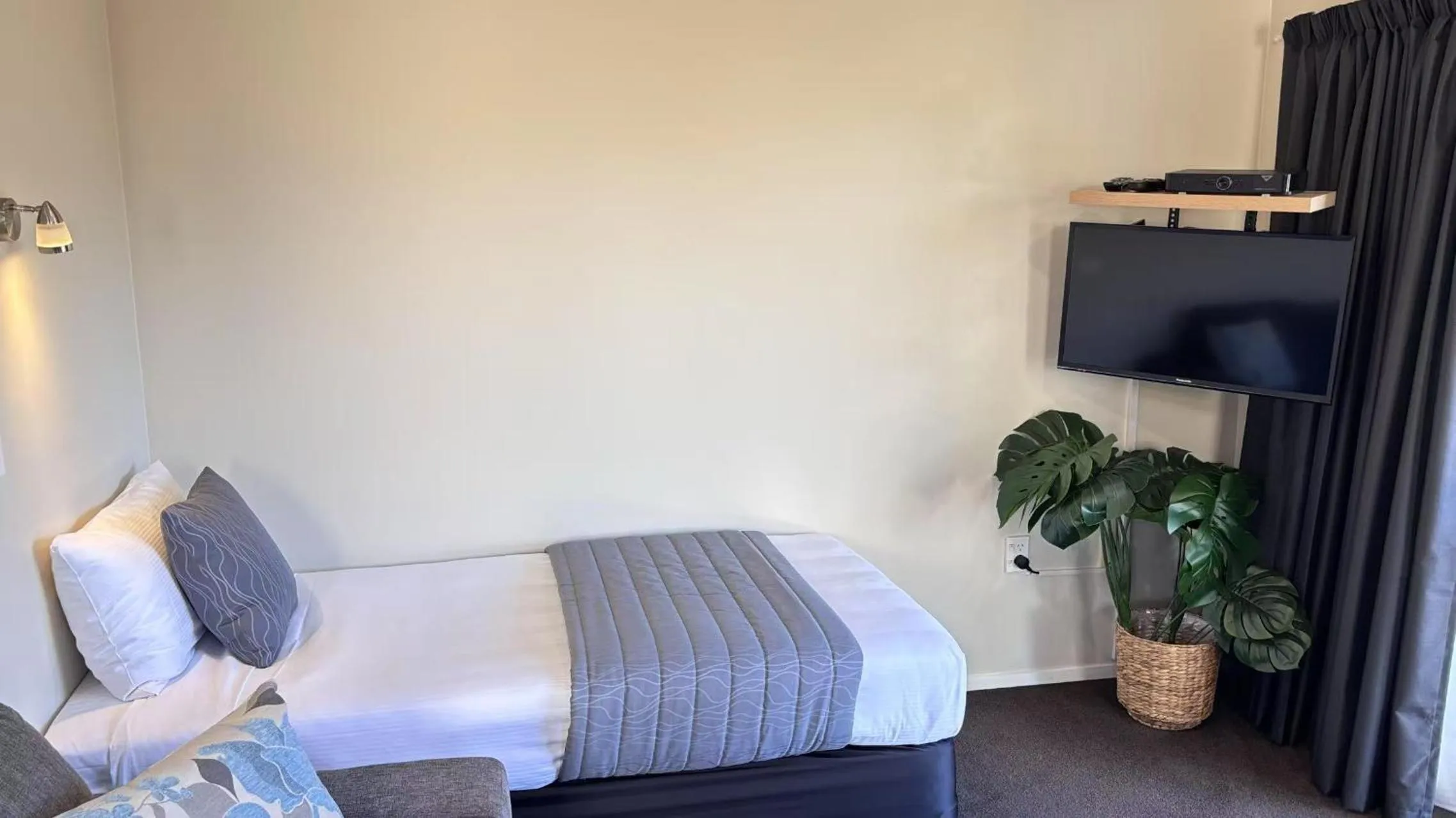 Living room, Bed in Arcadia Motel