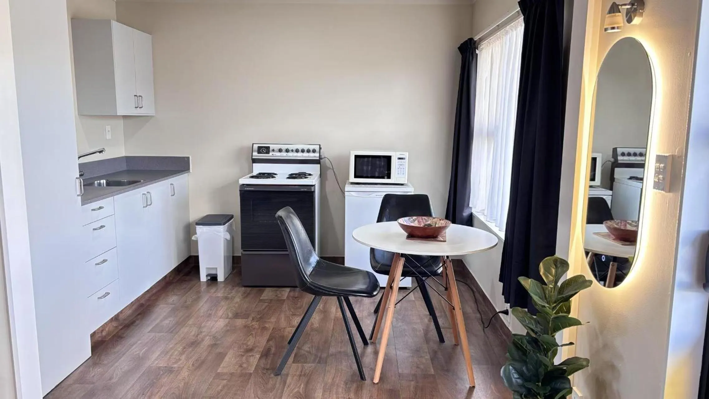 kitchen in Arcadia Motel