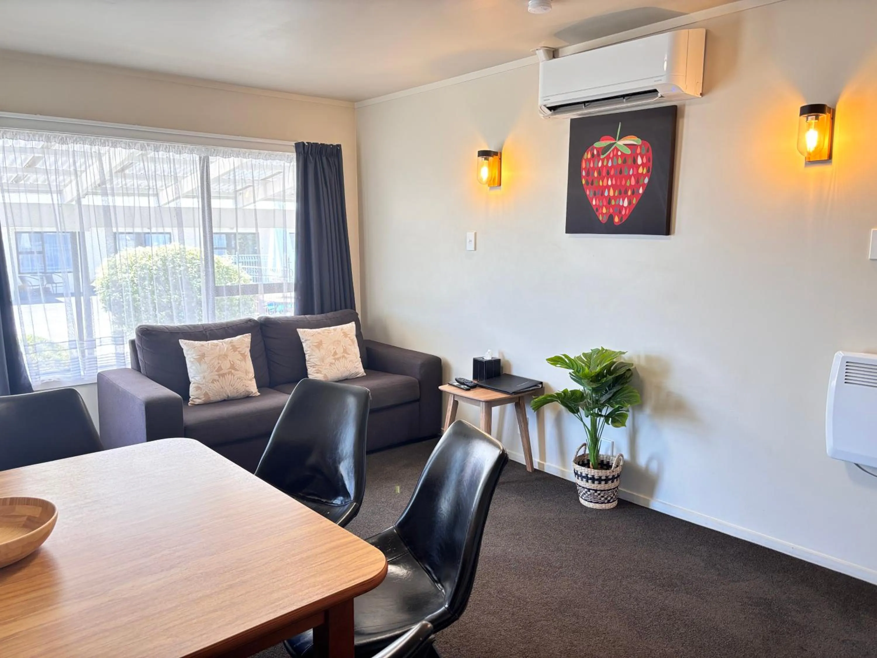 Living room in Arcadia Motel