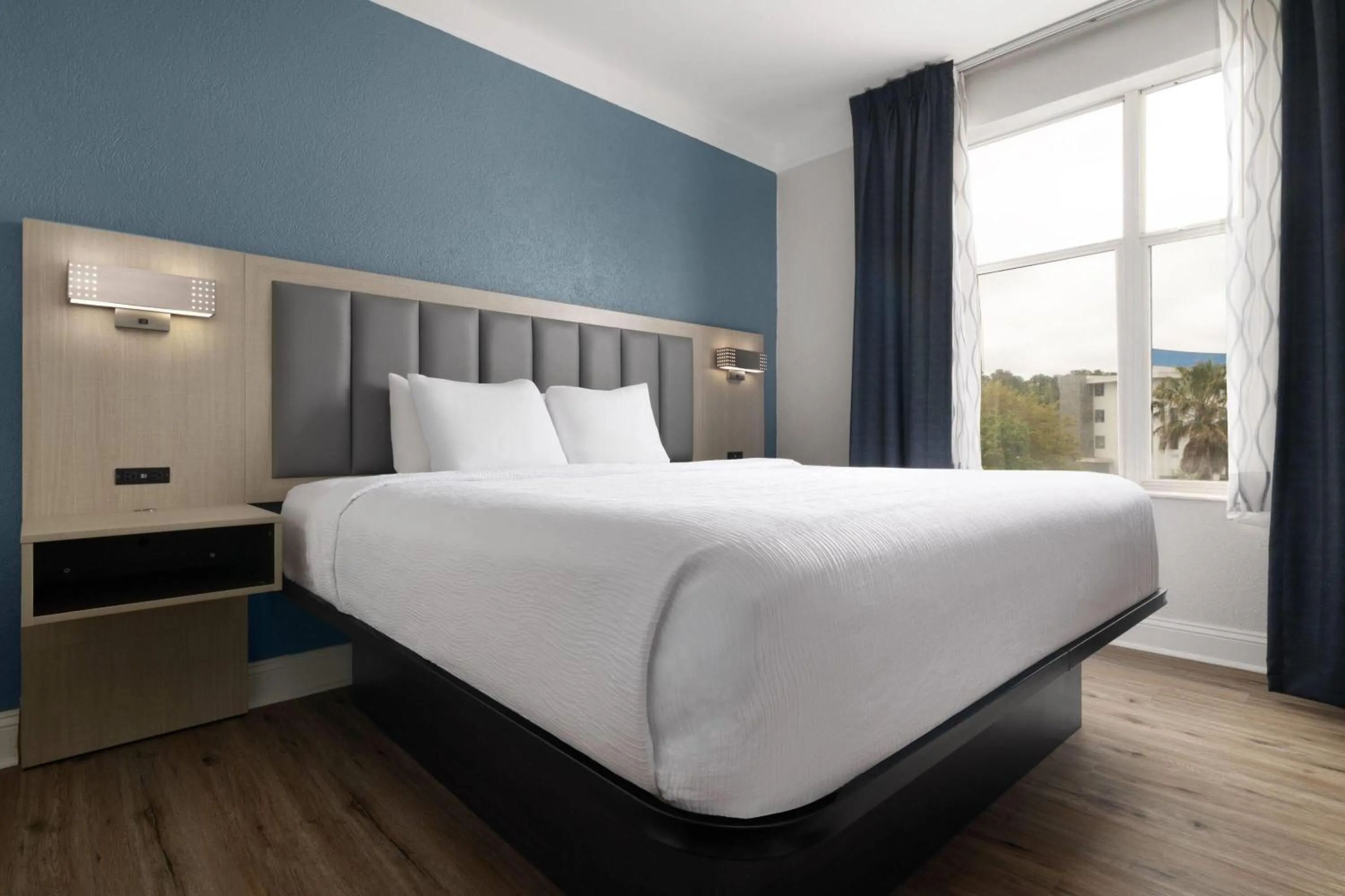 Photo of the whole room, Bed in Wingate by Wyndham Savannah Gateway