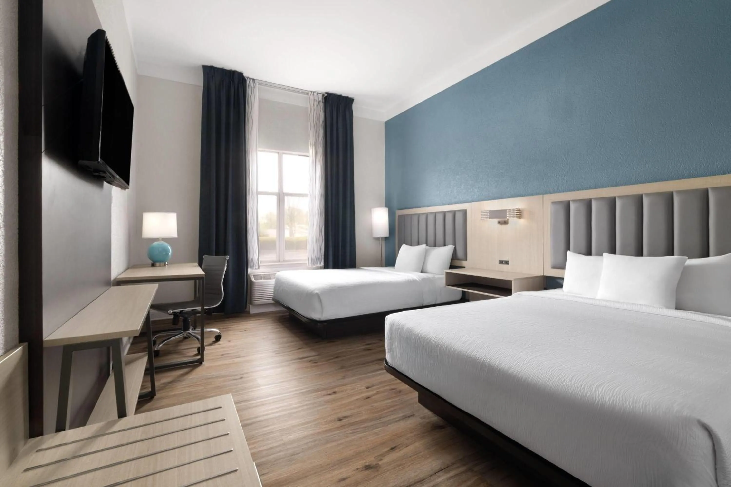 Photo of the whole room, Bed in Wingate by Wyndham Savannah Gateway