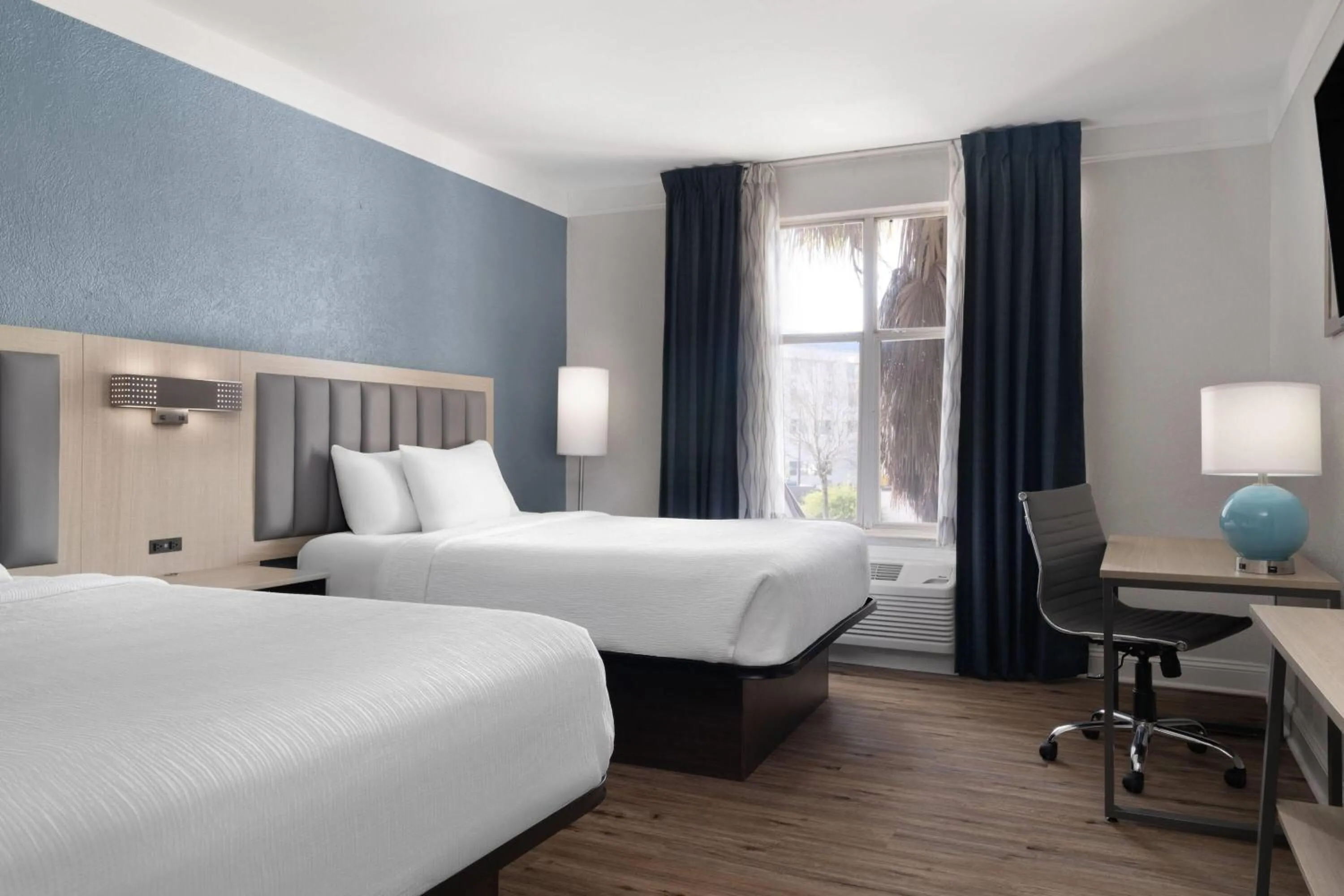 Photo of the whole room, Bed in Wingate by Wyndham Savannah Gateway