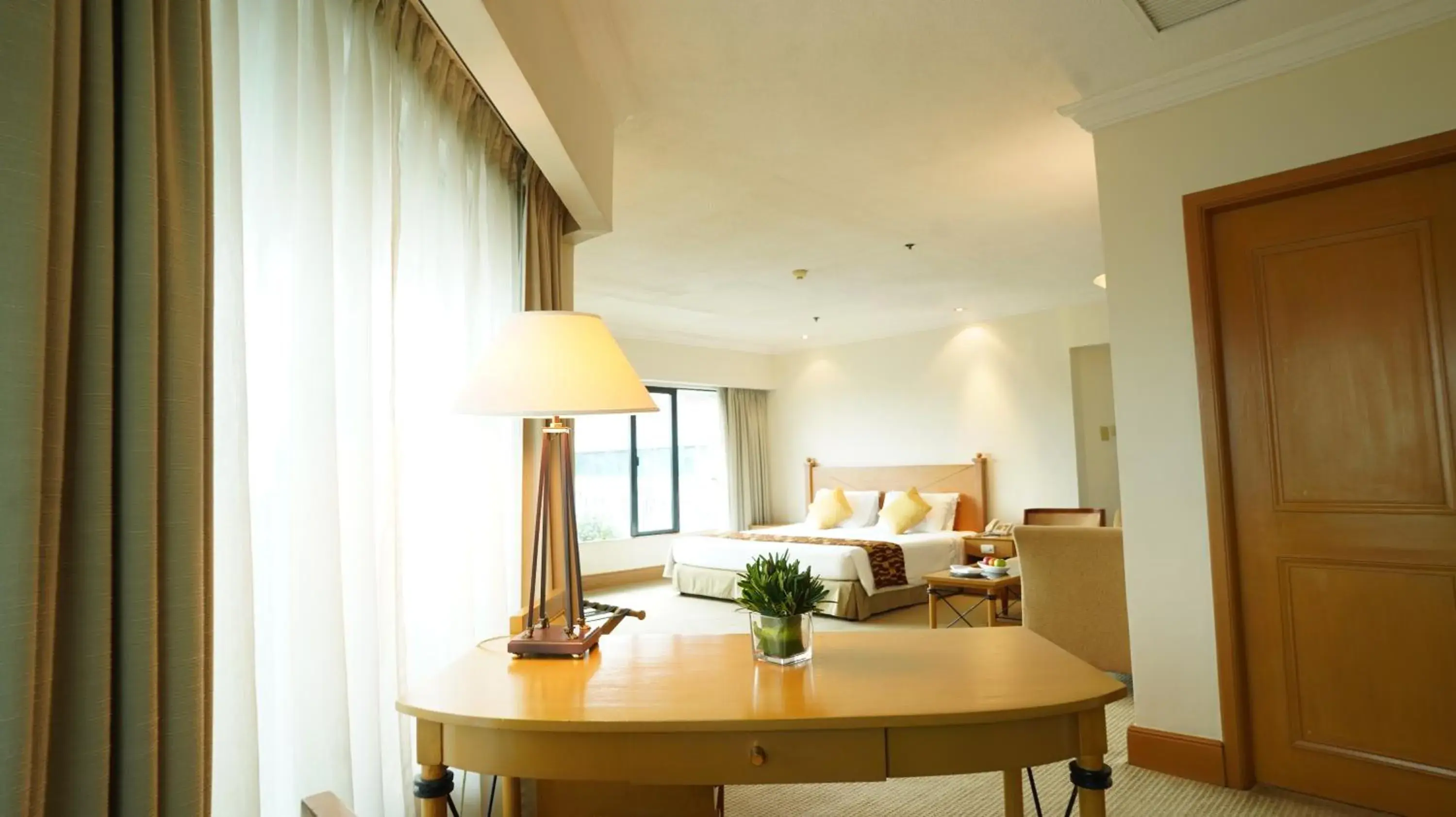 Property building, Bed in The Heritage Hotel Manila Property building, Bed in The Heritage Hotel Manila