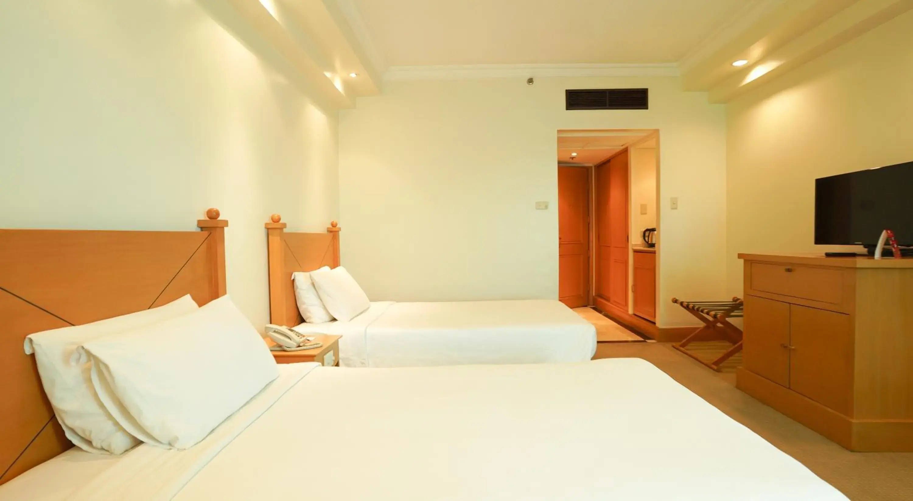 Property building, Bed in The Heritage Hotel Manila Property building, Bed in The Heritage Hotel Manila