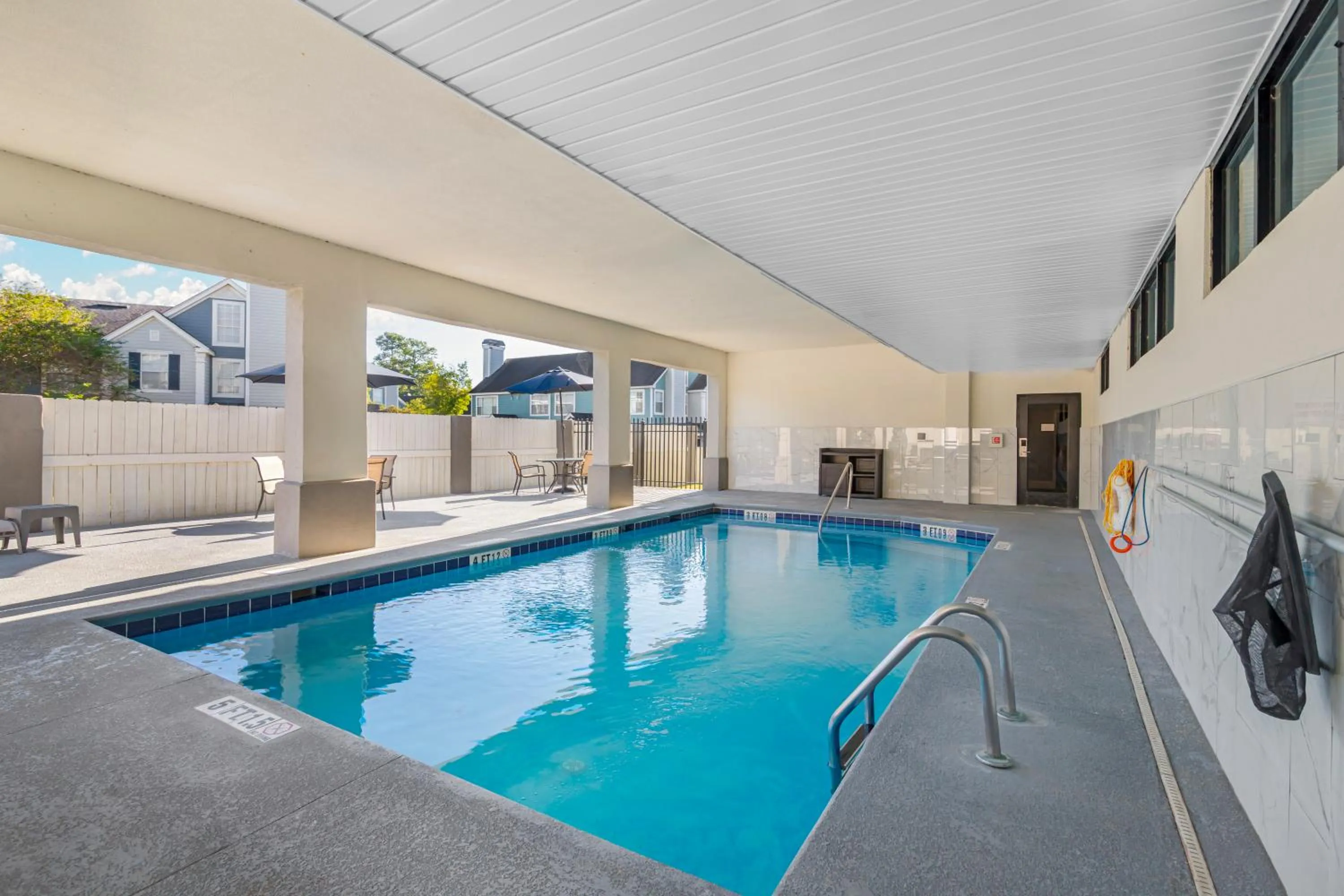 Swimming pool in Comfort Suites Savannah Gateway I-95