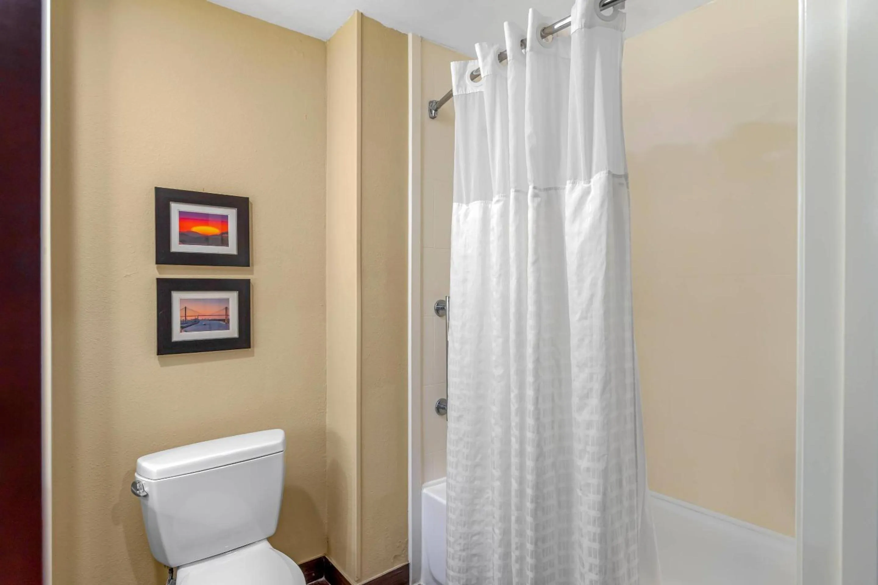 Bedroom in Comfort Suites Savannah Gateway I-95