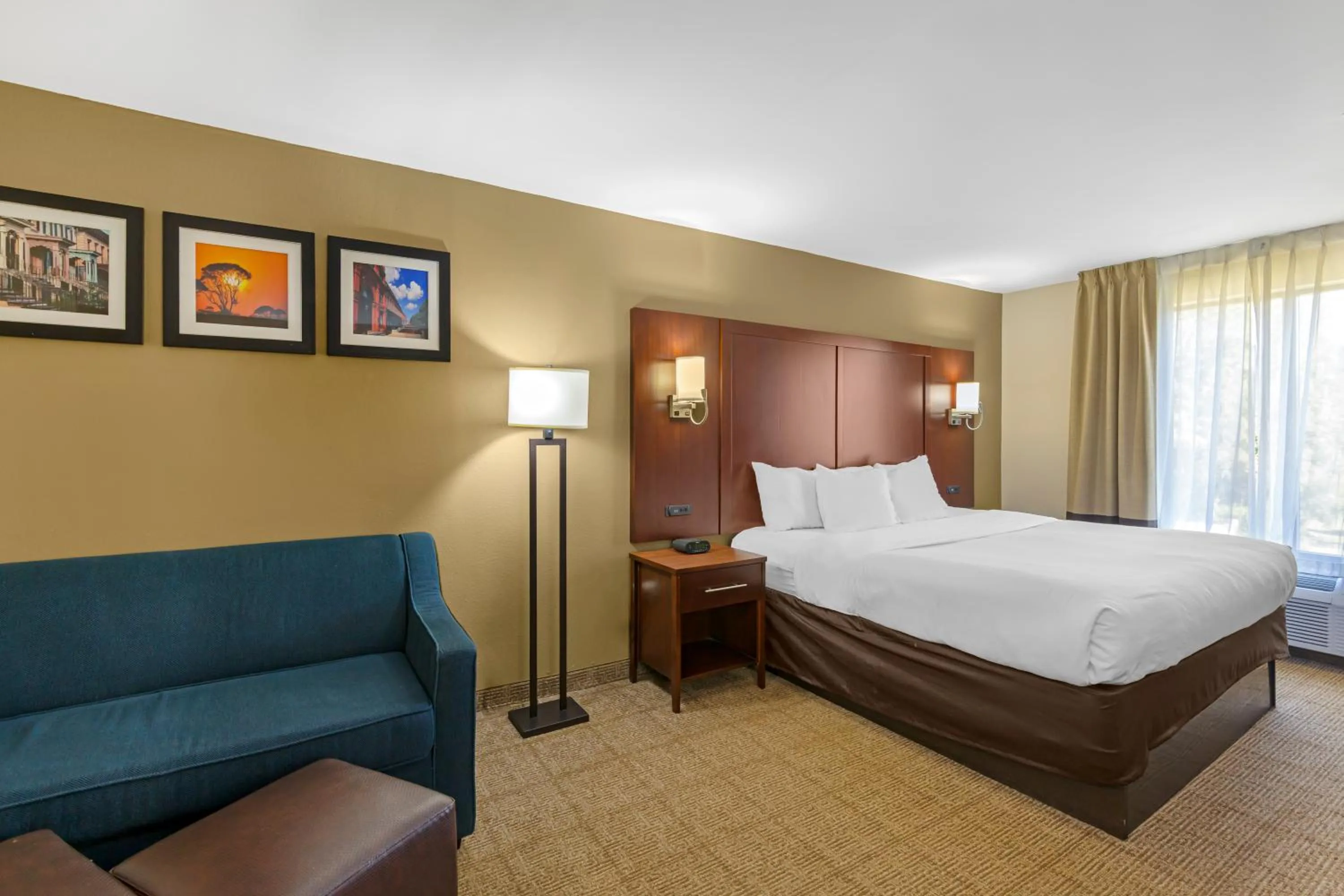 Bedroom, Bed in Comfort Suites Savannah Gateway I-95