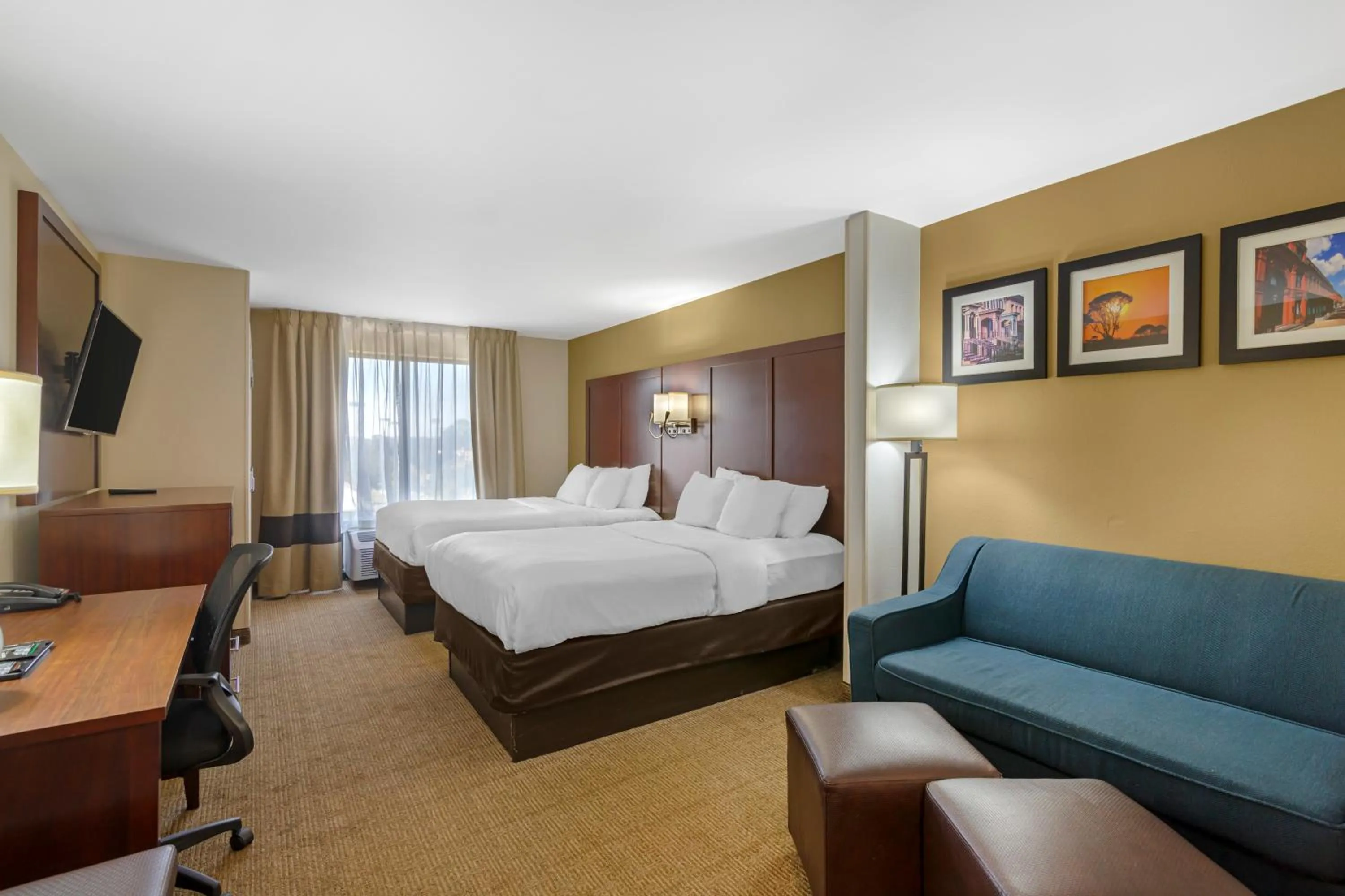 Bedroom, Bed in Comfort Suites Savannah Gateway I-95