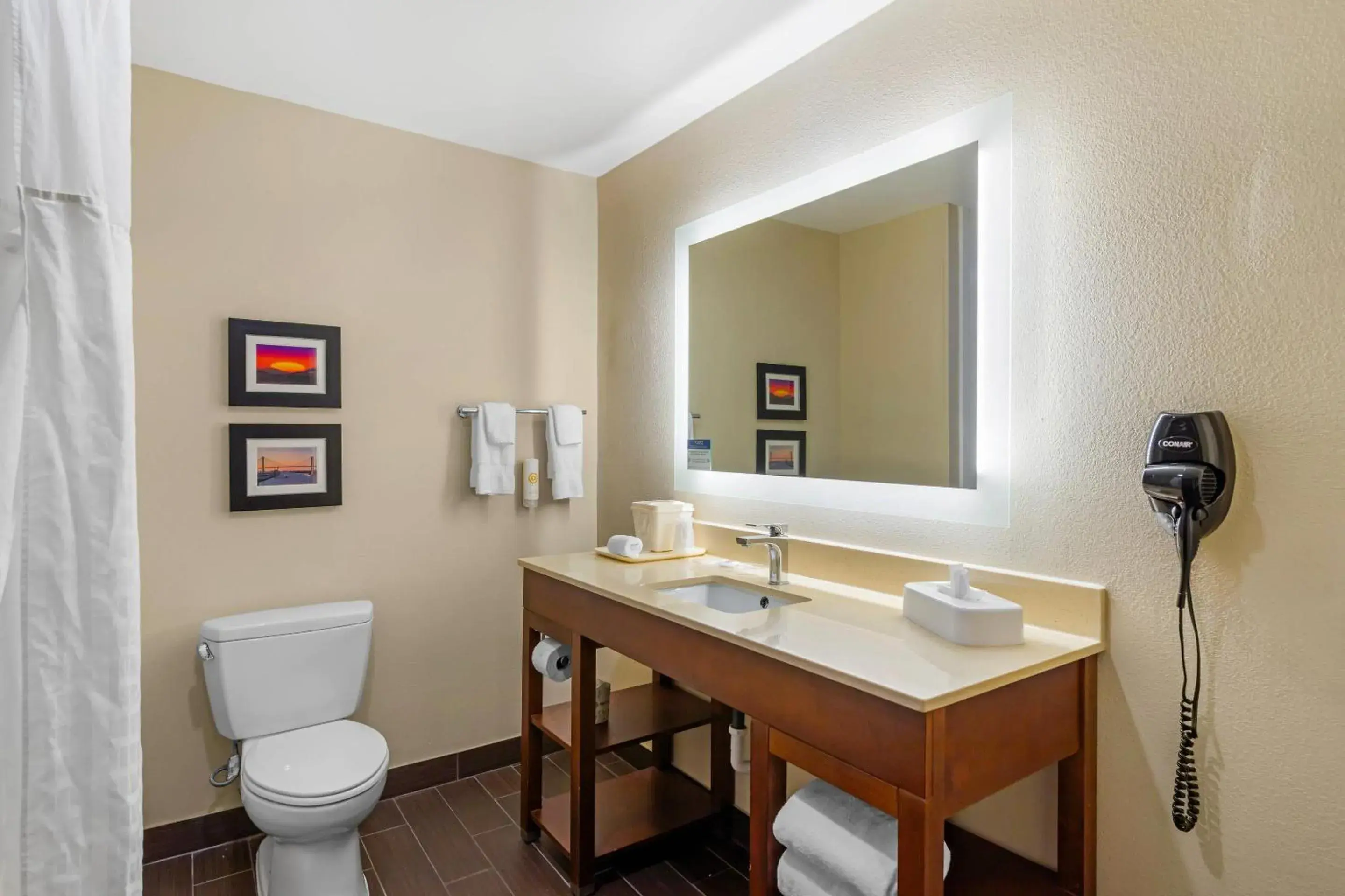 Bedroom in Comfort Suites Savannah Gateway I-95 Bedroom in Comfort Suites Savannah Gateway I-95