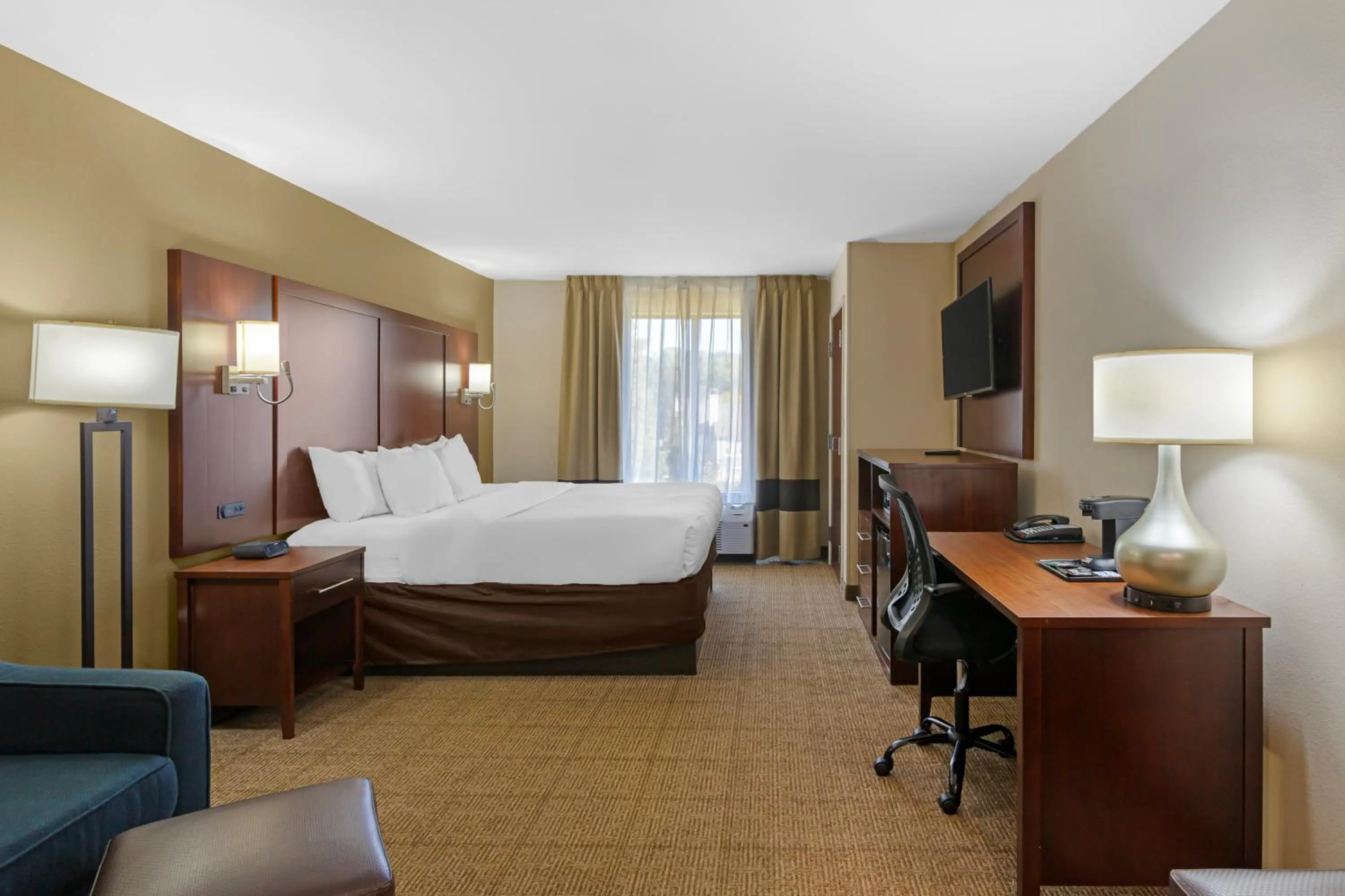 Bed in Comfort Suites Savannah Gateway I-95