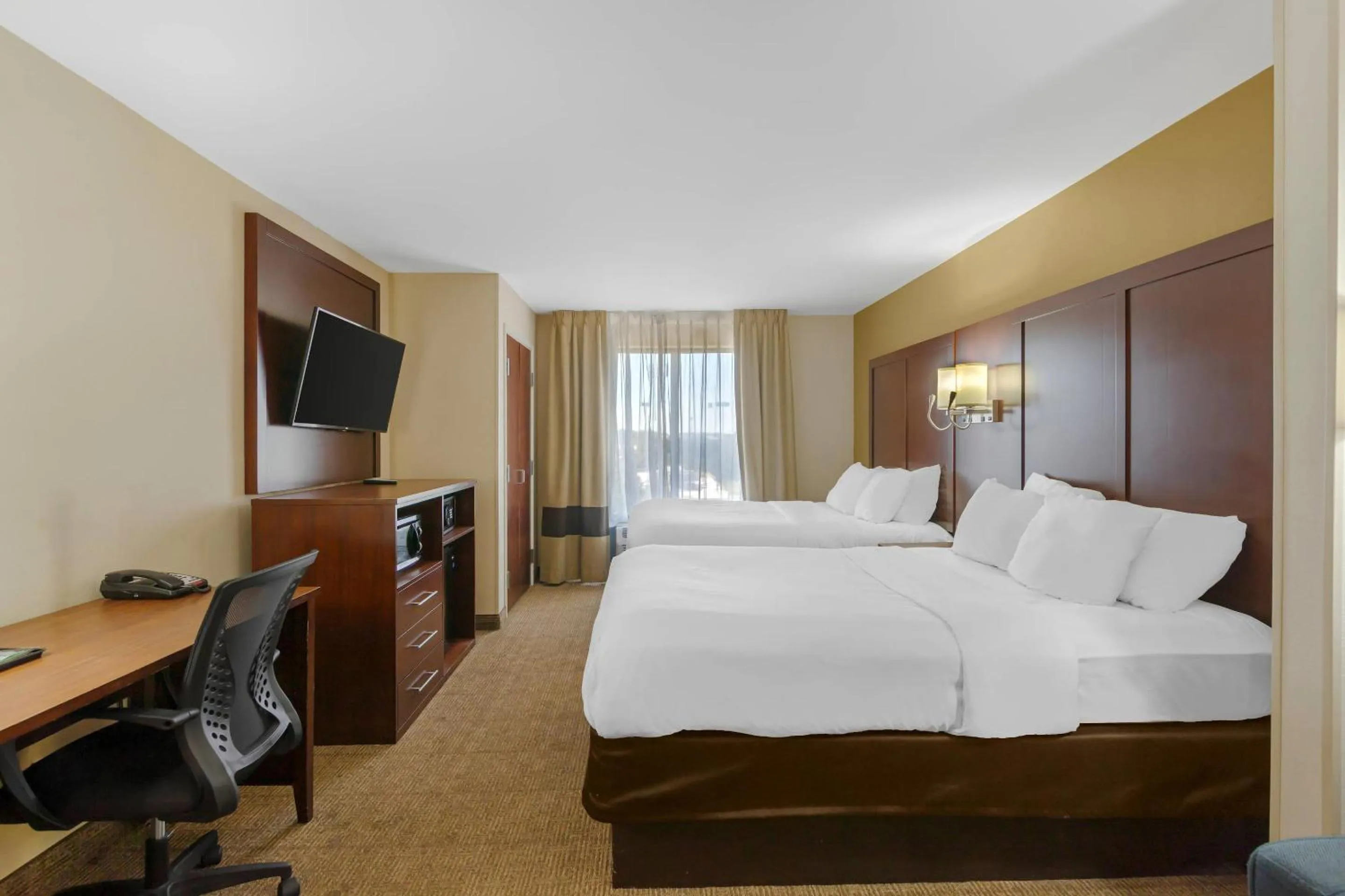 Bedroom, Bed in Comfort Suites Savannah Gateway I-95