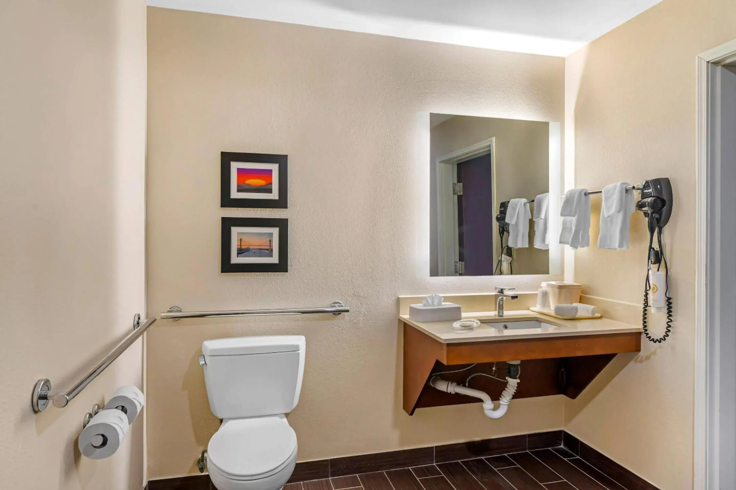 Bedroom in Comfort Suites Savannah Gateway I-95 Bedroom in Comfort Suites Savannah Gateway I-95