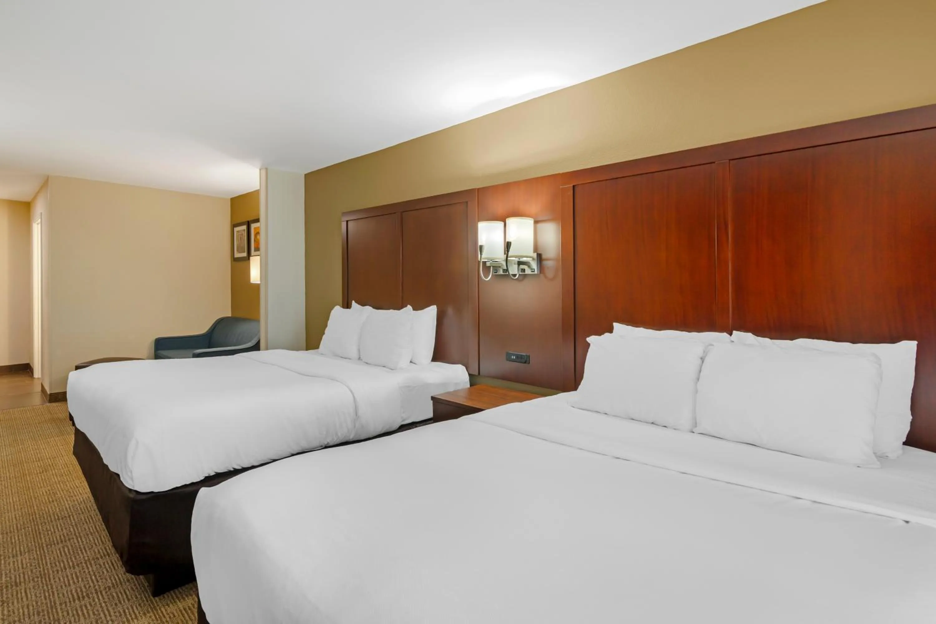 Bedroom, Bed in Comfort Suites Savannah Gateway I-95