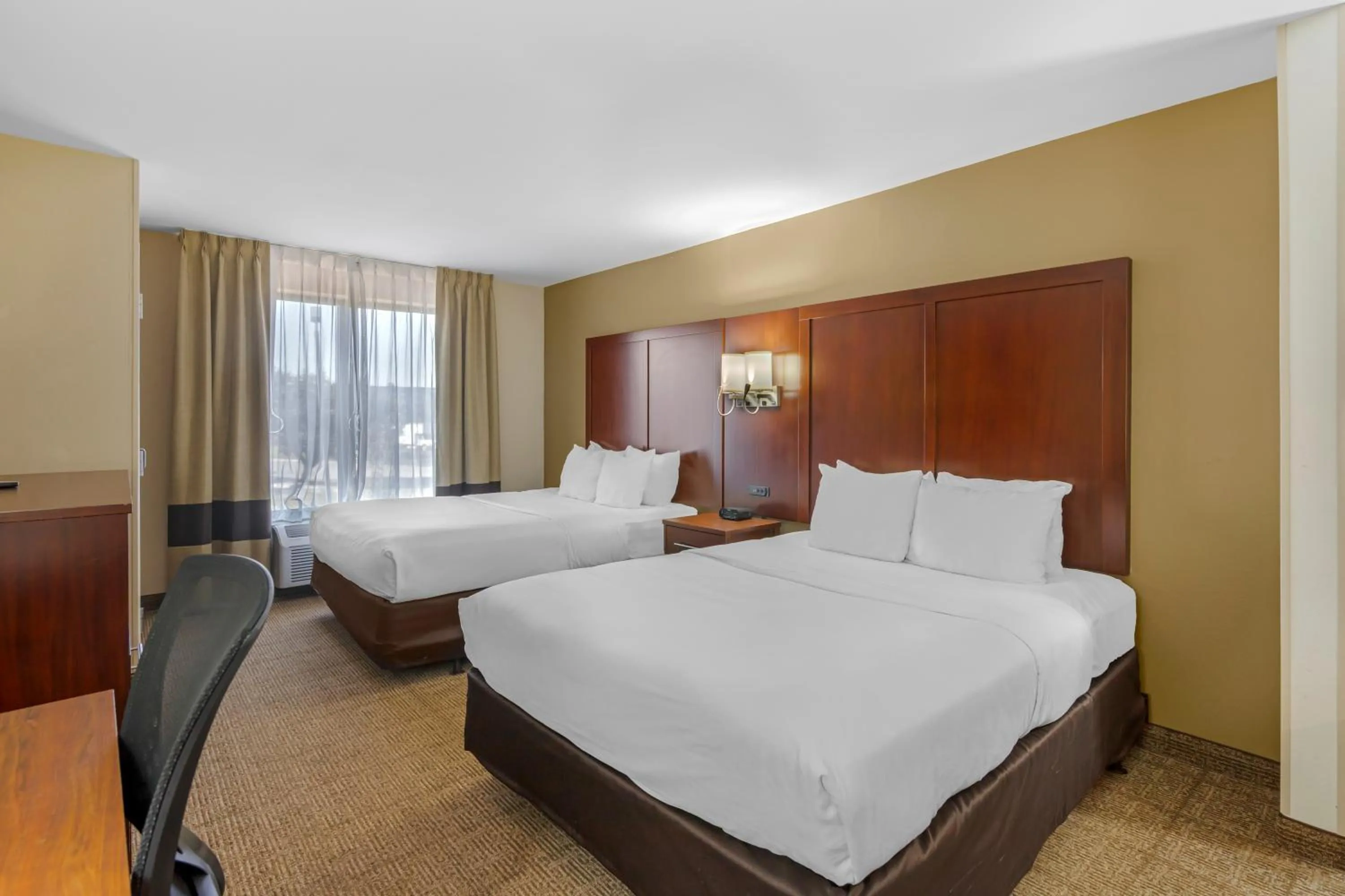 Bedroom, Bed in Comfort Suites Savannah Gateway I-95