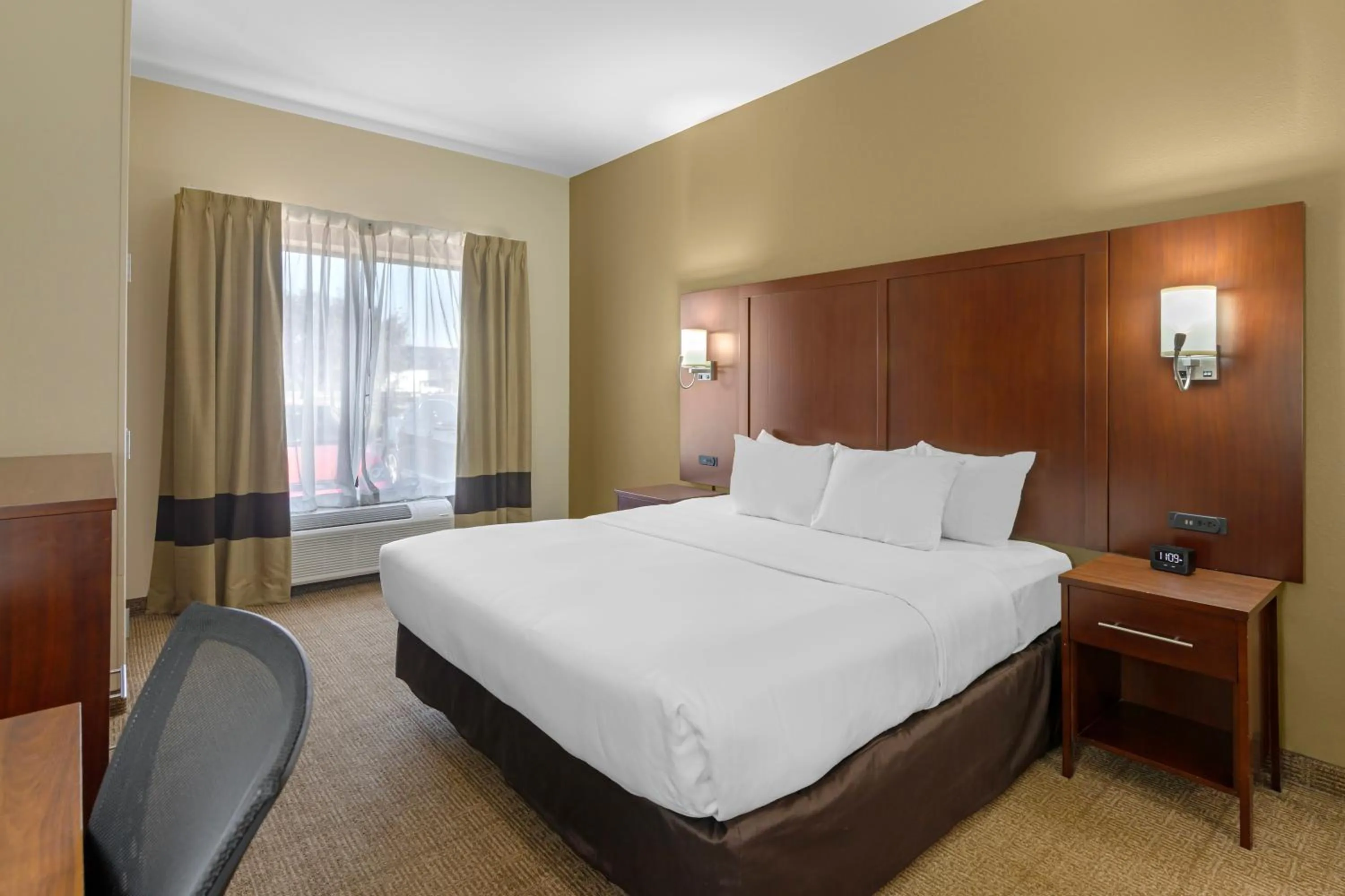 Bedroom, Bed in Comfort Suites Savannah Gateway I-95