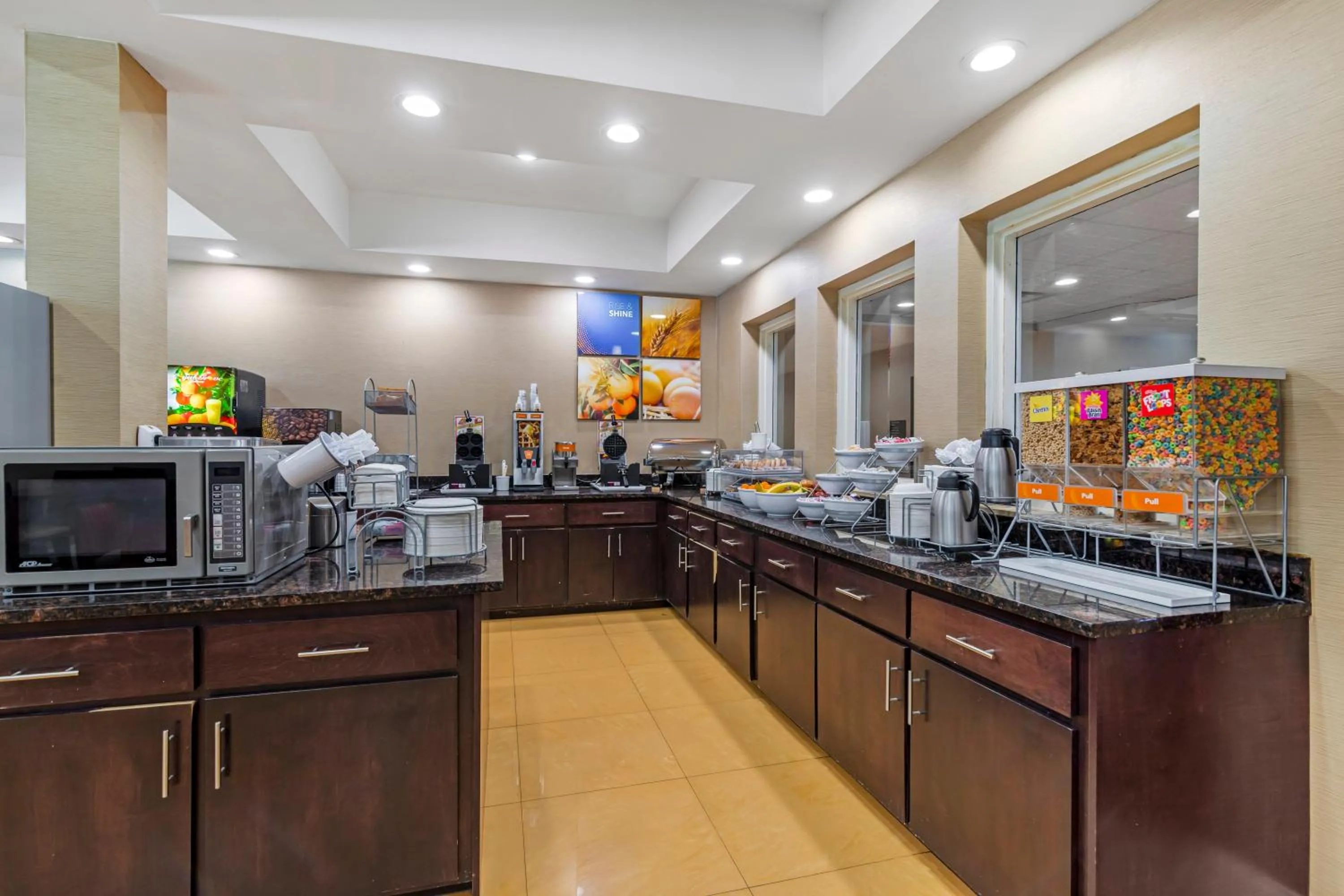 Kitchen or kitchenette in Comfort Suites Savannah Gateway I-95